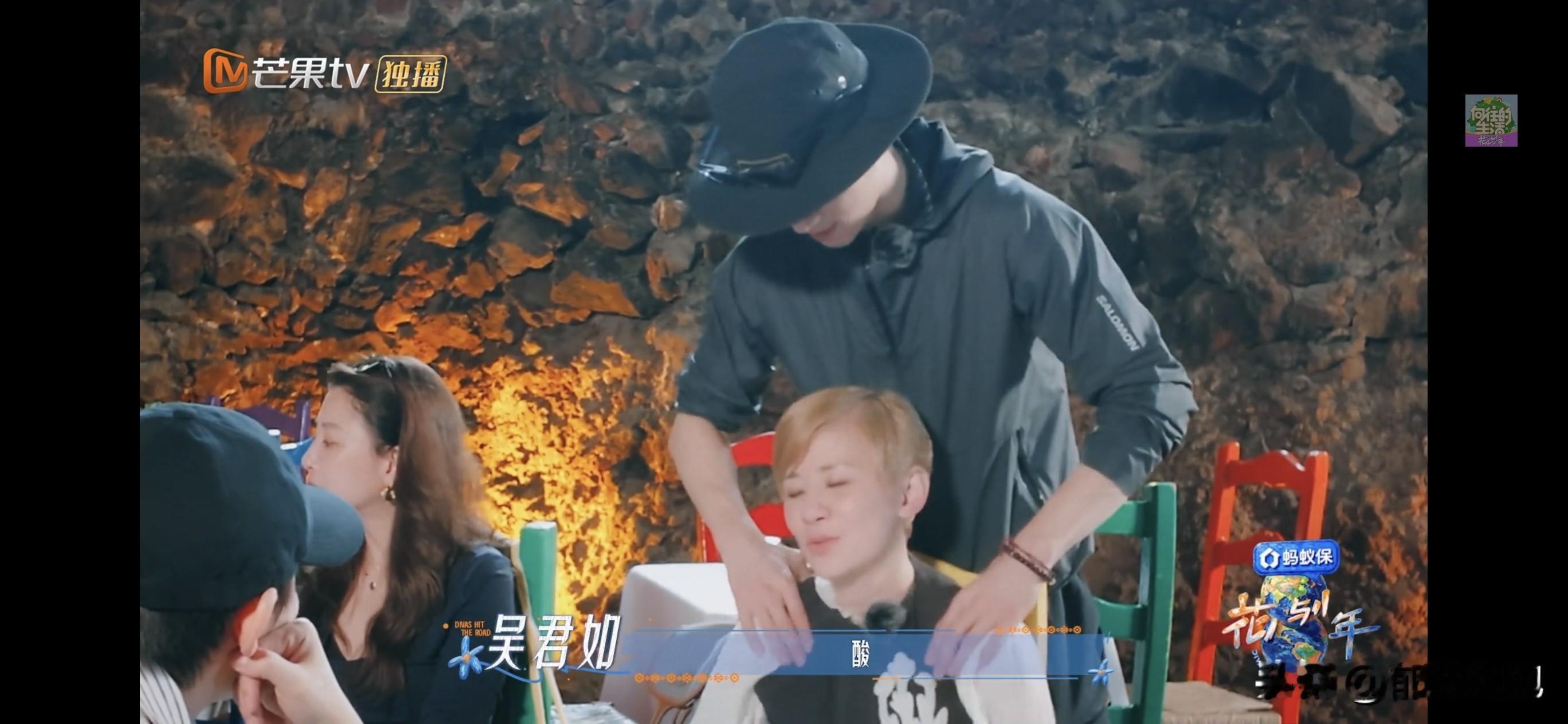 旅途奔波劳累，吴君如在录制途中血压突然升高，头痛难受，看着着实让人揪心。
 
作为本次行程的导游，王星越满心都是愧疚，不断反思是不是自己把行程安排得太满，才累到了君如姐，整个人都陷入深深的自责当中。
 
看到大姐身体不舒服，小伙伴也连忙上前关心。王星越、邓为轮番上手帮忙按摩