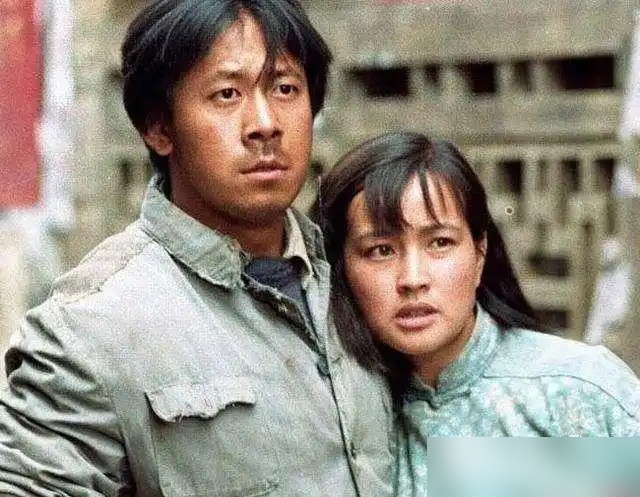 陈星旭跟张婧仪拍戏时搂着教打台球，杀青一年后宣传期，他当着镜头说没有评价。
《一见倾心》2020年夏天开机，路透里俩人腻得不行，片场教台球、对戏笑场，CP粉直接磕疯。结果2021年底剧播了，扫楼直播全程零交流。张婧仪问你对我什么评价，他回了仨字：没有评价。轮到陈星旭问你最早听说跟我搭戏啥反应，张婧