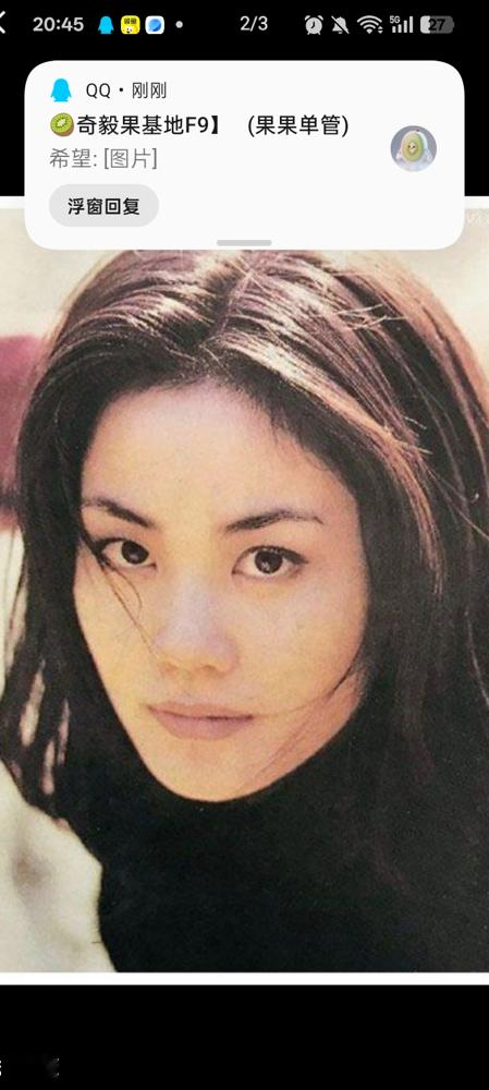 王菲没做到的事，这俩闺女给办了。
窦靖童和窦佳嫄，同爹不同命。一个跟着天后妈，一个跟着摄影师妈，当年俩妈撕得有多难看，老网民都记得。结果这姐妹俩，十几岁头回见面还别扭，没两年直接处成了亲的。
2018年机场有说有笑，万圣节窦佳嫄直接喊我最酷的姐姐。2022年还晒同框，窦靖童在妹妹面前软得没边儿。