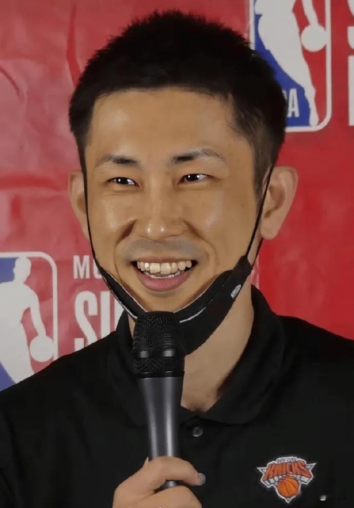 日本男篮亚运主帅吉本泰辅将在新赛季担任76人助教兼录像分析主管。看来日本篮球的视角逐渐国际化与现代篮球接轨了。我们男女篮还在以站桩式的中锋战术为主，后卫球传不好，篮更投不进，这值得深思。