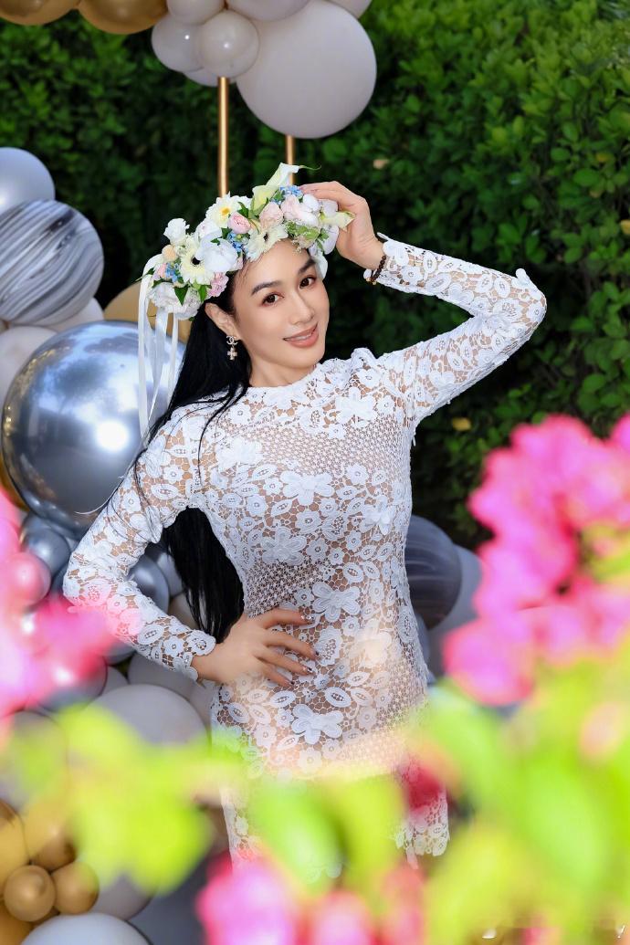 港风女神钟丽缇已56岁！这份状态太难得
昨天9月19日，钟丽缇迎来自己56周岁生日。回想当年《人鱼传说》，一袭白衣灵动明媚，惊艳了无数人的青春，时光匆匆，昔日女神已然步入知天命的年纪。
人生路上，钟丽缇并不算一帆风顺，经历过几段婚姻，独自拉扯三个女儿长大，生活的波折没有磨掉她身上鲜活的劲儿。外界总喜