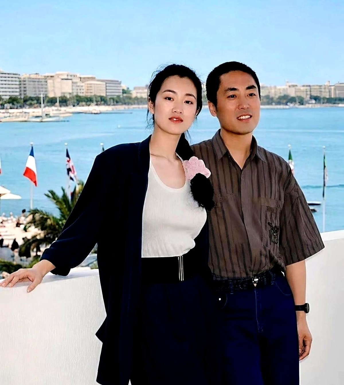 见过巩俐本人的人说，跟电视上根本不是一个人。

年过五十，穿得简单，身形舒展，神态沉稳，站那儿就有股从容劲儿。袁咏仪第一次见她，也被外形和气质惊到。

1987年《红高粱》九儿不服输，1991年《大红灯笼高高挂》颂莲压抑克制，1992年《秋菊打官司》秋菊像普通人。造型换了角色换了，那股分量感还在。张