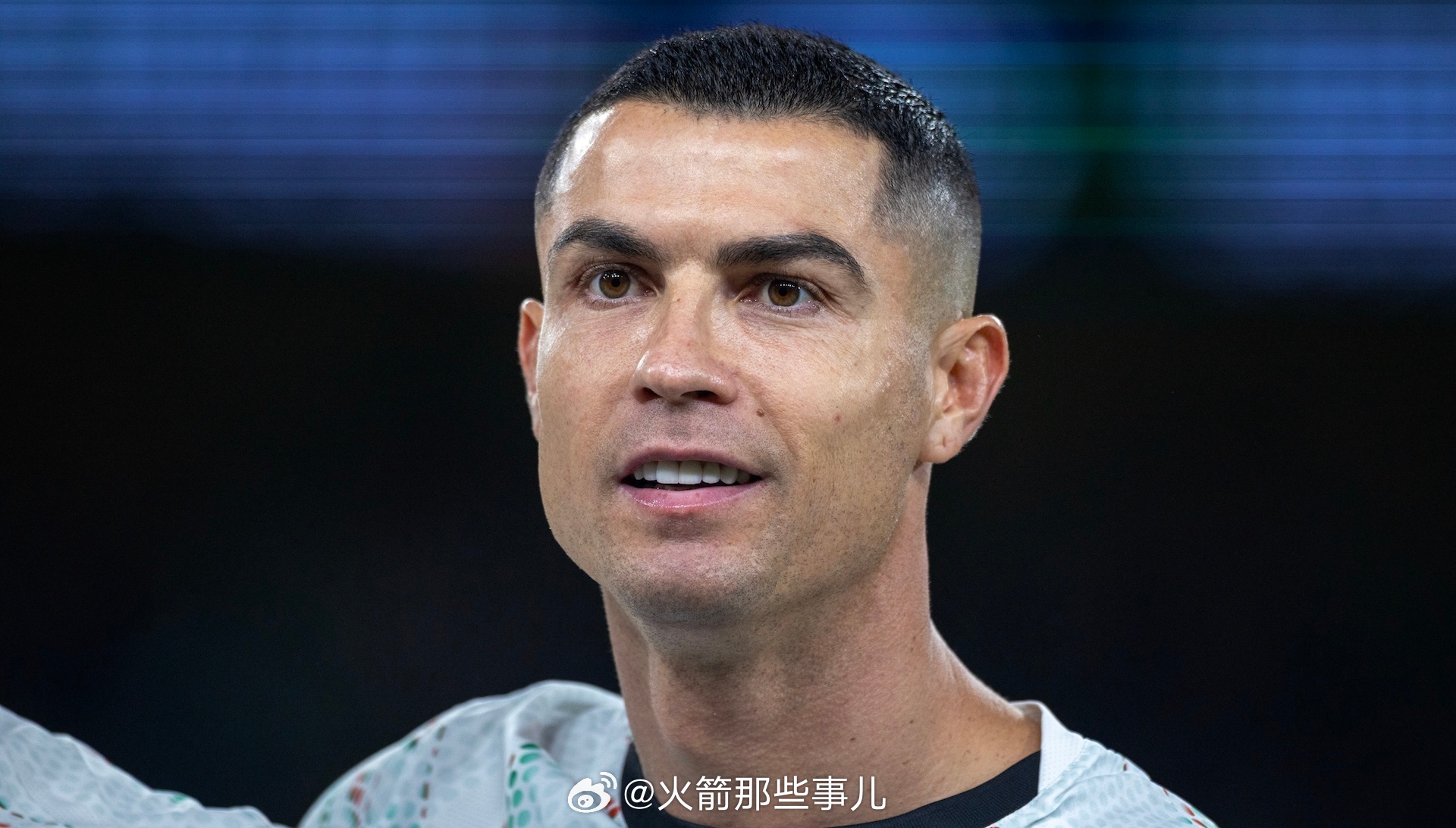 #C罗列举职业成就来减轻处罚#
葡萄牙足协纪律委员会公布裁决文件，C罗因擅自离开国家队集训营，最终被处以停赛30天、罚款255欧元的处罚。裁决细节显示，在调查阶段，C罗提交材料申请从轻处理，并且附上了自己完整的职业生涯荣誉清单。
 
他列出5座金球奖、4次欧洲金靴等个人重磅荣誉，同时写明国家队23 ​