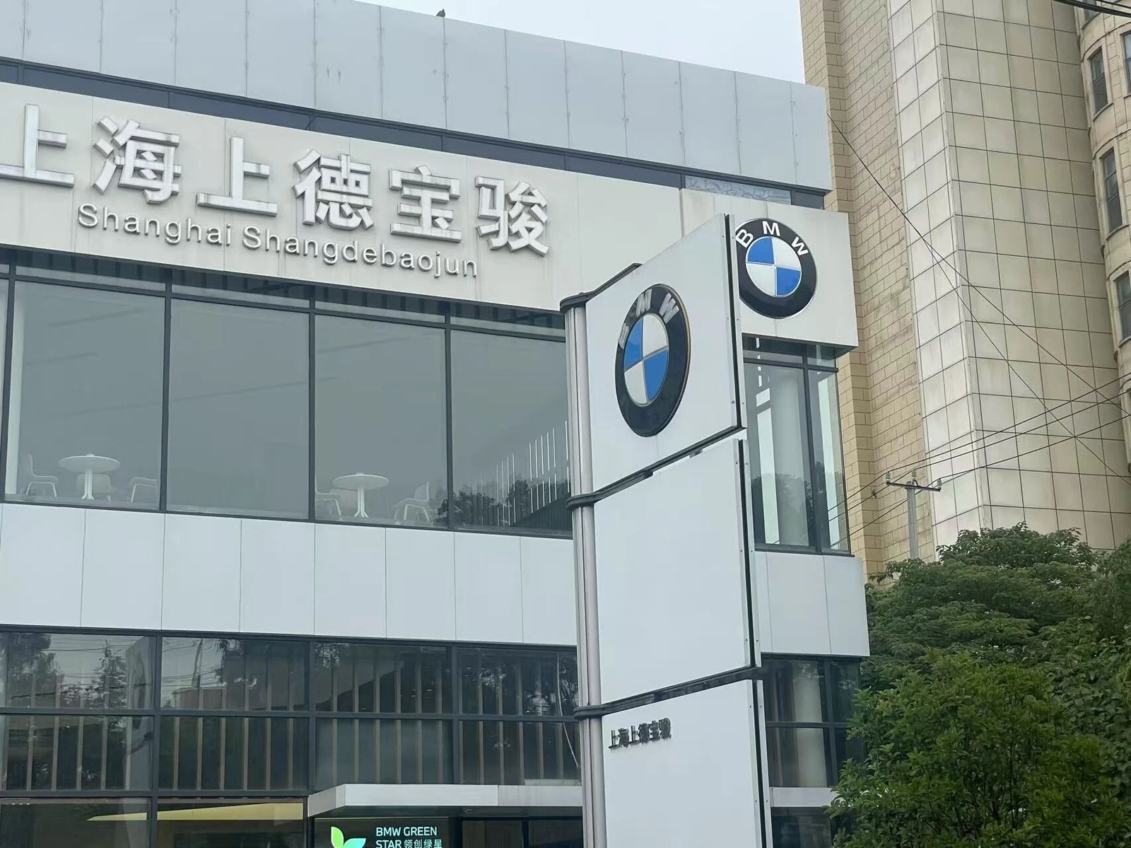 特斯拉一降价，整个车圈都坐不住了

我理解特斯拉这波&34;金九&34;操作最关键的不是降了多少，是它又把价格锚点往下拽了一档。Model Y全系现车直减1万，Model 3减5千，叠加5年0息后起售价摸到25万出头，是这两年的最低点，也是它时隔19个月再度在中国市场祭出现金直减，等于变相官降。更狠的是它一动手