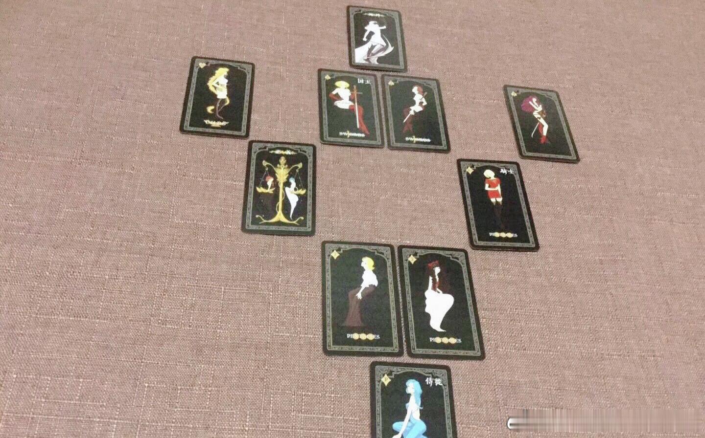 塔罗案例：离婚破解，问事人预测婚姻前景，一个长年没有一起的假婚姻，因为不离婚就不能再婚，想知道离婚是否顺利。预测后这段婚姻已经分居多年，本年有离婚的事情与想法，这段婚姻有很深的隔膜，根本谈不上维护与进展，只有恶化，不出一年内命中注定离婚，破灭。孩子可以争取回来，但是不建议继续这段婚姻，有等于没，浪费时间。
