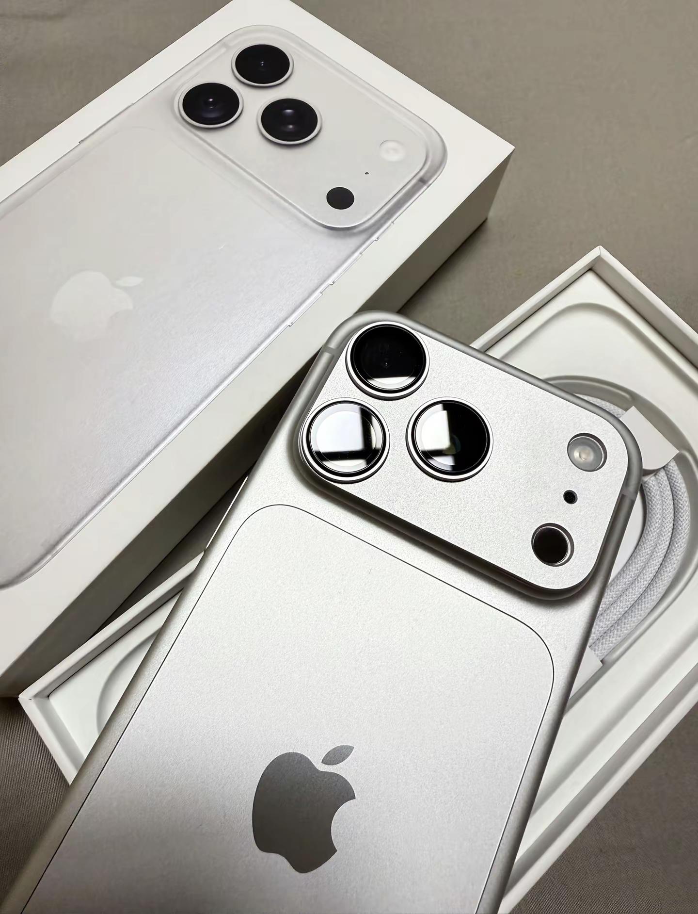 秋天的水果就是漂亮 特别是我的iPhone 18Pro喜提爱机