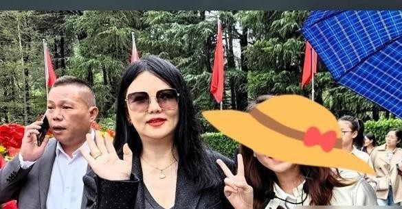 近200斤的体重，半年时间硬生生甩掉50斤，李湘这次露面，瘦到让人差点没认出来，那下颌线锋利得跟换了个人似的！
前阵子10月份，有人在醴陵陶瓷博物馆偶遇她，整个人缩水了一大圈。再往前倒，3月份她带着王诗龄回韶山祭扫那会儿，其实就已经悄悄掉了20斤肉。
要知道，中年人代谢慢，她还是停了激素药，纯靠