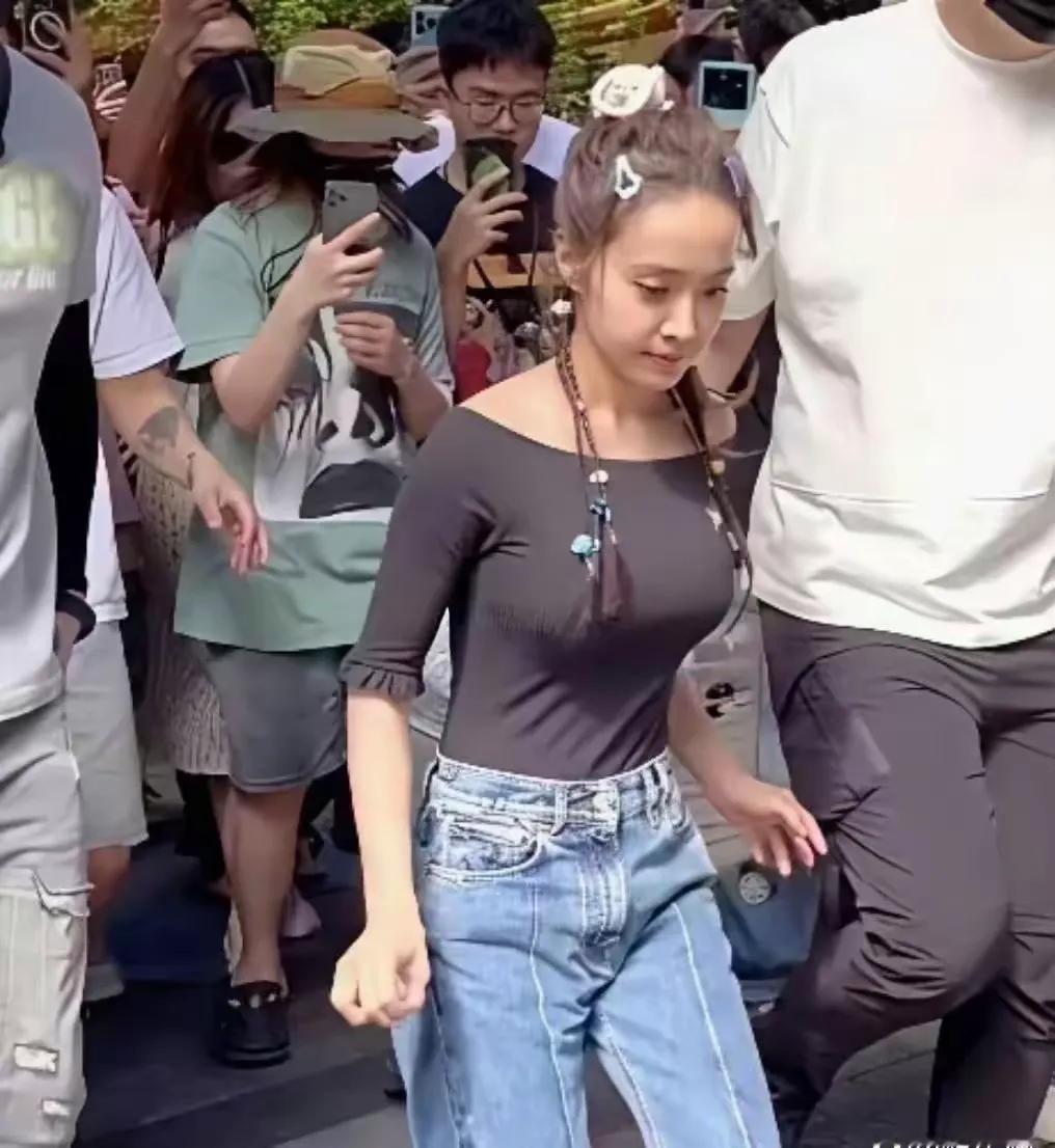 这还是蔡依林吗？46岁了打扮的还像18岁的少女！
蔡依林独特了一辈子，这个演唱会让你毛骨悚然，穿衣打扮更让你惊喜，一把年纪了，身材再好，脸上的粉也挂不住了，褶子也越来越明显，头上却是别着小朋友一般的花花发卡，真是受不了！
不过话说回来，这把年纪早该发福了，这身材却是一绝！