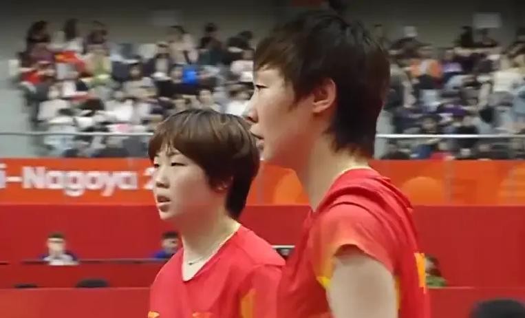 半决赛刚4-0横扫泰国，当晚决赛直接11-0打爆世界第一日本组合，蒯曼王曼昱零封夺金双双三冠王，国乒等了12年的女双金牌终于收回来了
半决赛第二局0比5落后泰国组合时，场边教练组的脸色并不好看。
可谁也没想到，短短几个小时后，面对世界排名第一的早田希娜与张本美和，蒯曼和王曼昱在决赛首局直接轰出11比