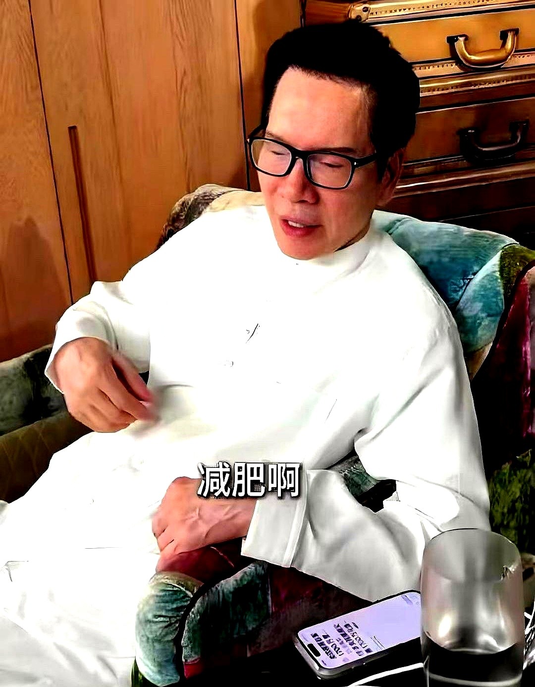 78岁的向华强吃晚饭，碗里只有半碗玉米，不碰精米饭。

这可不是吃不起，是真惜命。在这些顶级富豪眼里，时间跟健康才是最值钱的资产。

96岁的李嘉诚，日常就吃青菜白饭，配点简单的猫鱼仔。刘銮雄也早就放下奢华餐饮，天天研究科学控糖食谱。

他们把身体当成核心资产来经营。靠着高度自律管住嘴，克制食欲，给