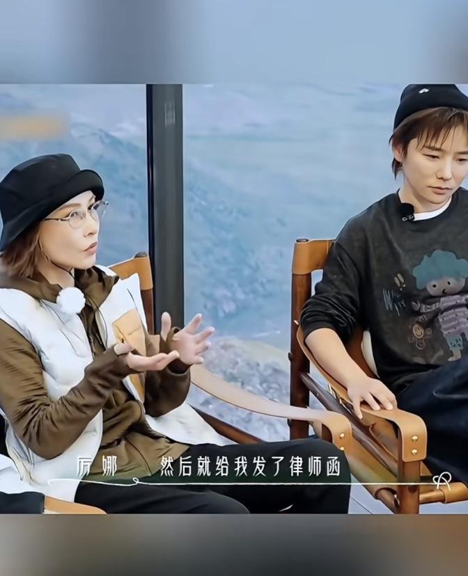 许飞当面哭成泪人，厉娜只问了一句：那我损失的几百万谁赔？
06超女这档重聚节目，直接把19年前的账翻了个底朝天。厉娜亲口说，当年把跳槽规划当掏心窝子的话告诉许飞，结果转头就到了高层耳朵里。雪藏、罚款、焦虑到体重飙到130斤。
许飞否认，哭着念信，说自己没法自证。
可厉娜没接这茬，只撂下一句：你