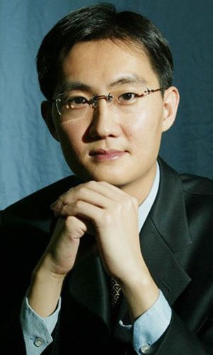 李彦宏、马云、马化腾最近都露面了。三个人走的路子不一样，但往深了看，都绕不开AI这件事。

马化腾平时很少出来。这次他出现在一场官方调研座谈会上，旁边坐着腾讯首席AI科学家姚顺雨。这个安排本身就有讲究。创始人不轻易站台，一旦站台，说明这事在公司内部已经排到最前面了。腾讯在AI上要加码，这差不多是明牌