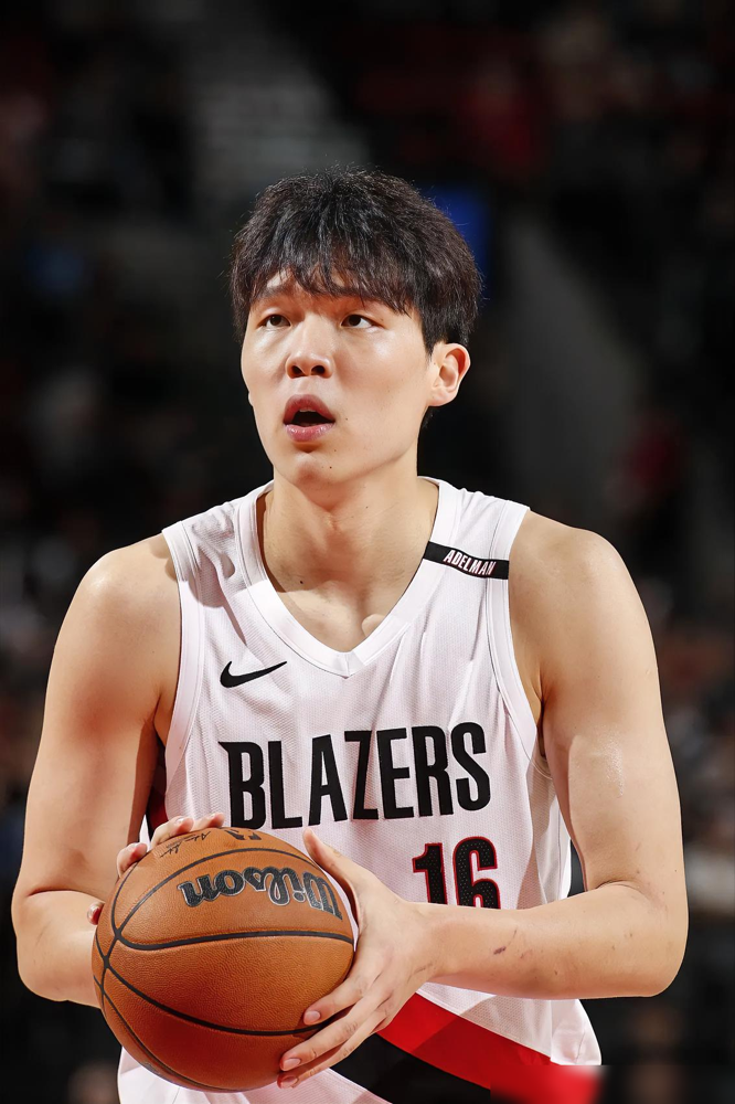 20分钟4中3拿6分，抢7个板3个前场，正负值才-2。队友亨德森一个人扔了16个，传球键跟坏了一样。
10月17日开拓者打勇士，杨瀚森替补上来，补篮、勾手、长传推快攻，全干的是大个该干的活。主教练诺里赛后点名夸他：高效，篮板硬，防守漏三分也不是他的锅，是轮转安排的问题。
说白了教练心里门清，杨瀚