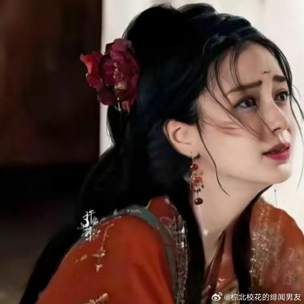 郑合惠子在《将门独后》里的妆造真的太绝了，一袭红衣明艳又大气，把东方古典美人的韵味拿捏得恰到好处。 ​