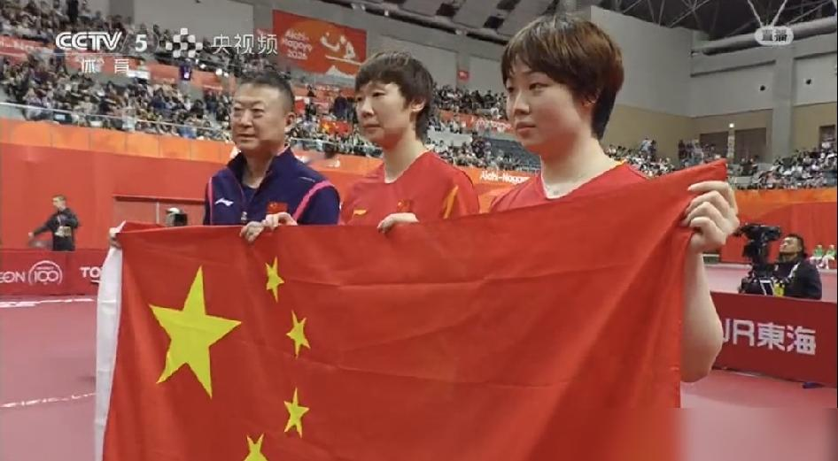 夺金大战刚收官，国乒女队又要在首钢园开撕了。
回头数数账，王曼昱三金，蒯曼三金，孙颖莎一金两银。这哪是领奖，这是重新洗牌。莎莎没拿到的，10月1日到11日的WTT中国大满贯全在北京等着。
名单出来了，女单前五号种子国乒占四席，孙颖莎王曼昱前二，蒯曼王艺迪四五。更狠的是配队。王曼昱蒯曼两个三金王联