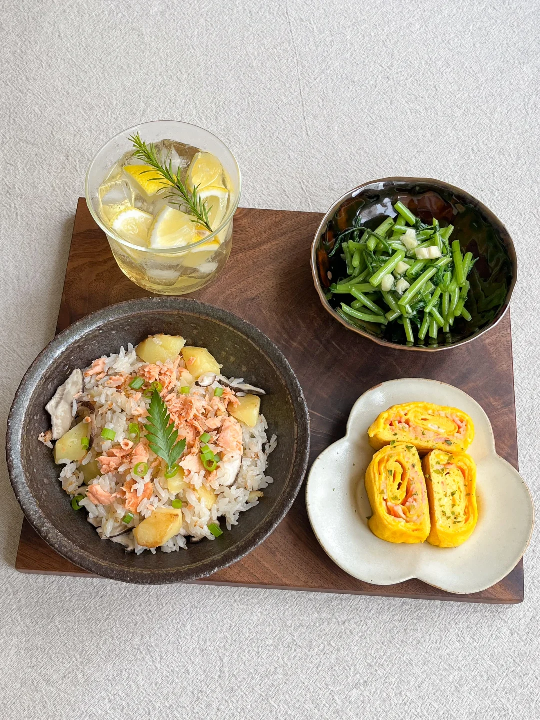 初夏轻食｜这碗洋芋三文鱼焖饭真的好香