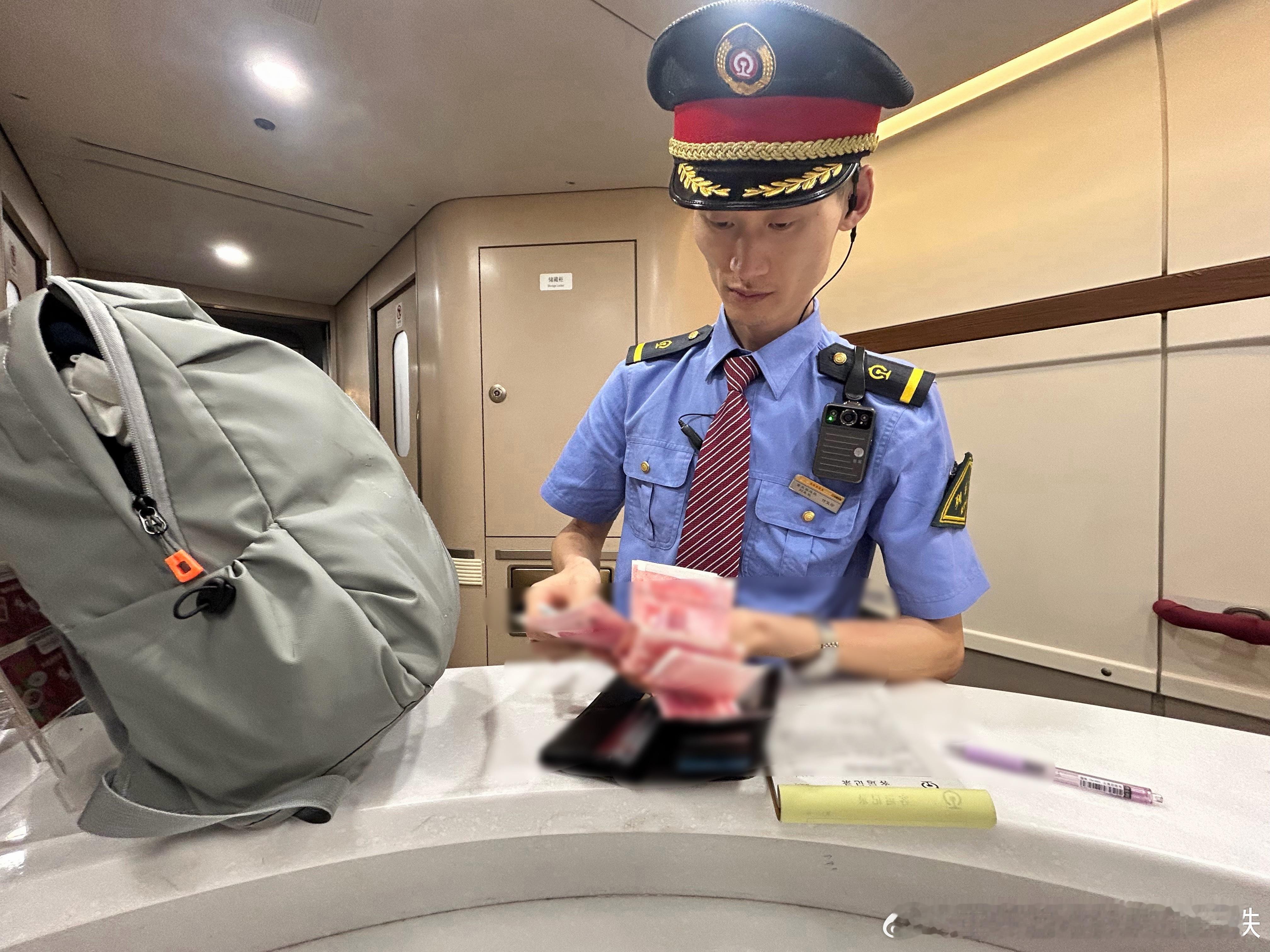 #580喊您来领遗失物品啦# 8月21日，G5751次列车终到泸州站，乘务员在车内拾得灰色双肩包一个，列车按要求编制客运记录交泸州站做后续处理。
【铁路部门温馨提示】出行时，请保管好自己的随身物品，以免遗失带来损失。如不慎发生丢失，可通过12306客服热线或12306App提交您的乘车信息，铁路部门如有找到 ​