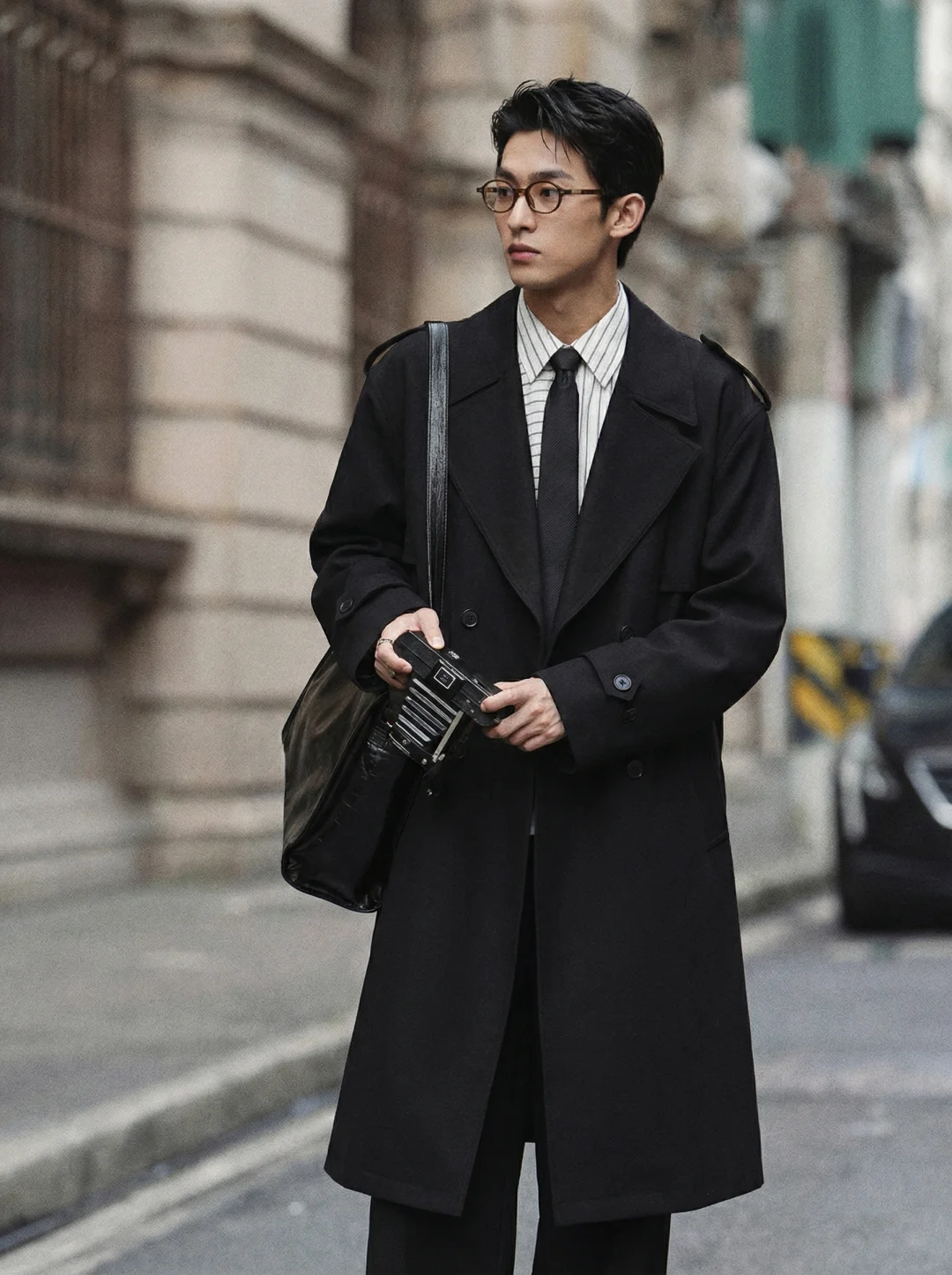 轻熟复古感黑色战壕风衣才是普通男生的天菜