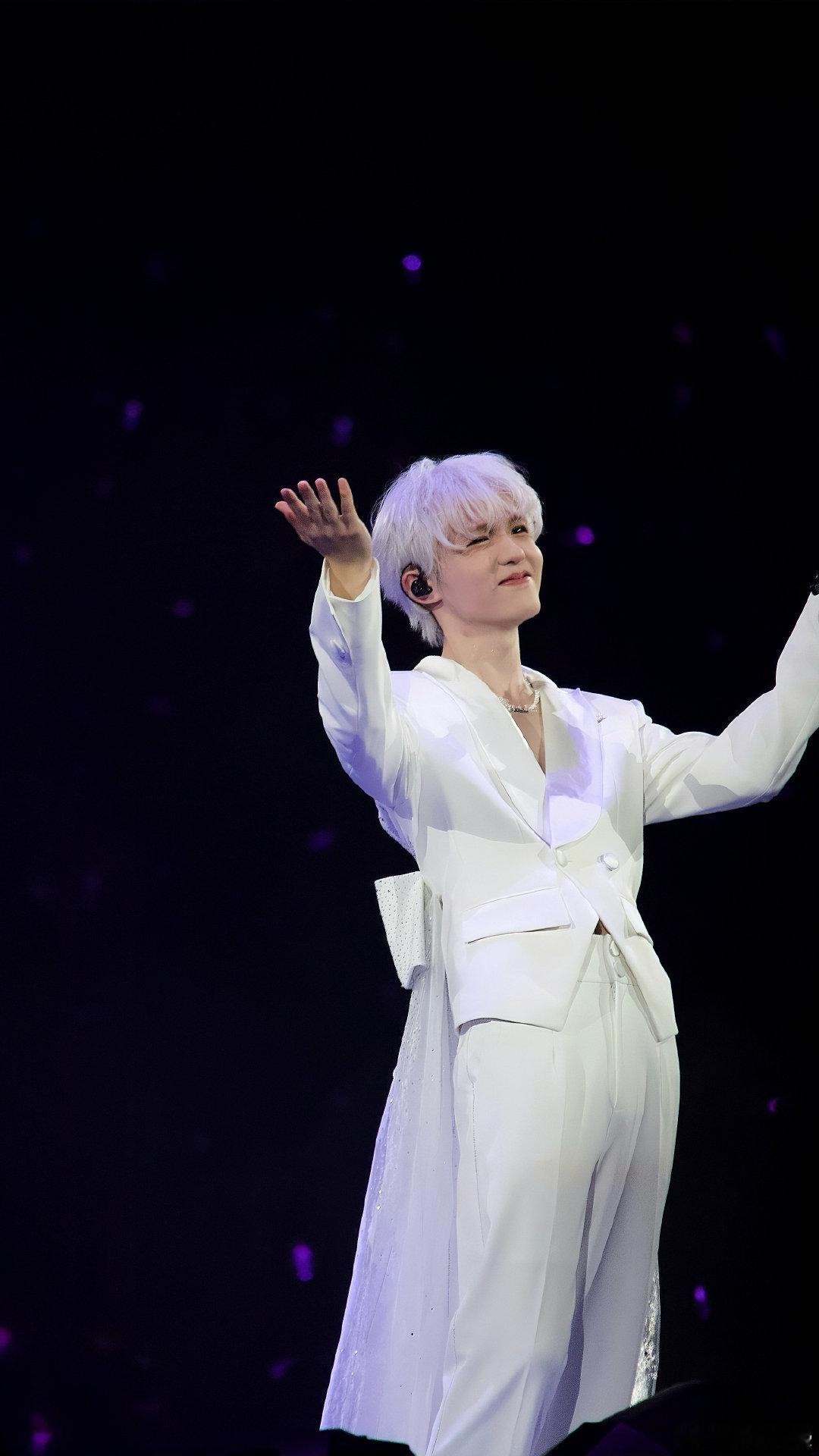 #李昊[超话]##李昊hunter巡回演唱会##李昊官宣江豚音乐节# 

在一萬顆星星中找到了你⭐️

​