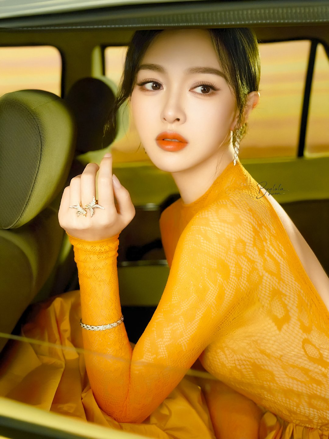 #唐嫣# [馋嘴][馋嘴][馋嘴]#唐嫣橙橘蕾丝高定# 

绿意盎然，橙意满满

💚🧡 ​