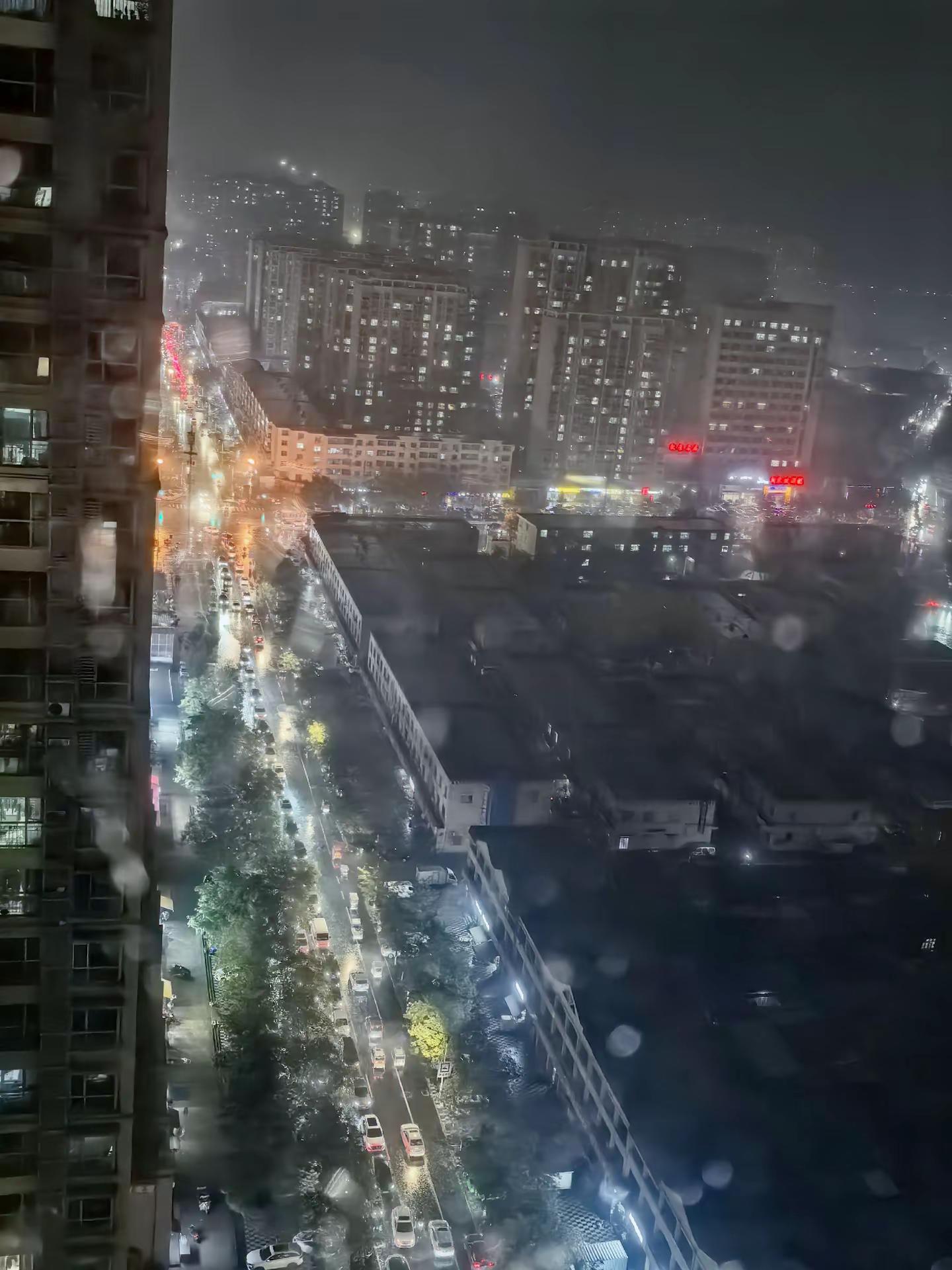 衡水下个雨堵车情况
