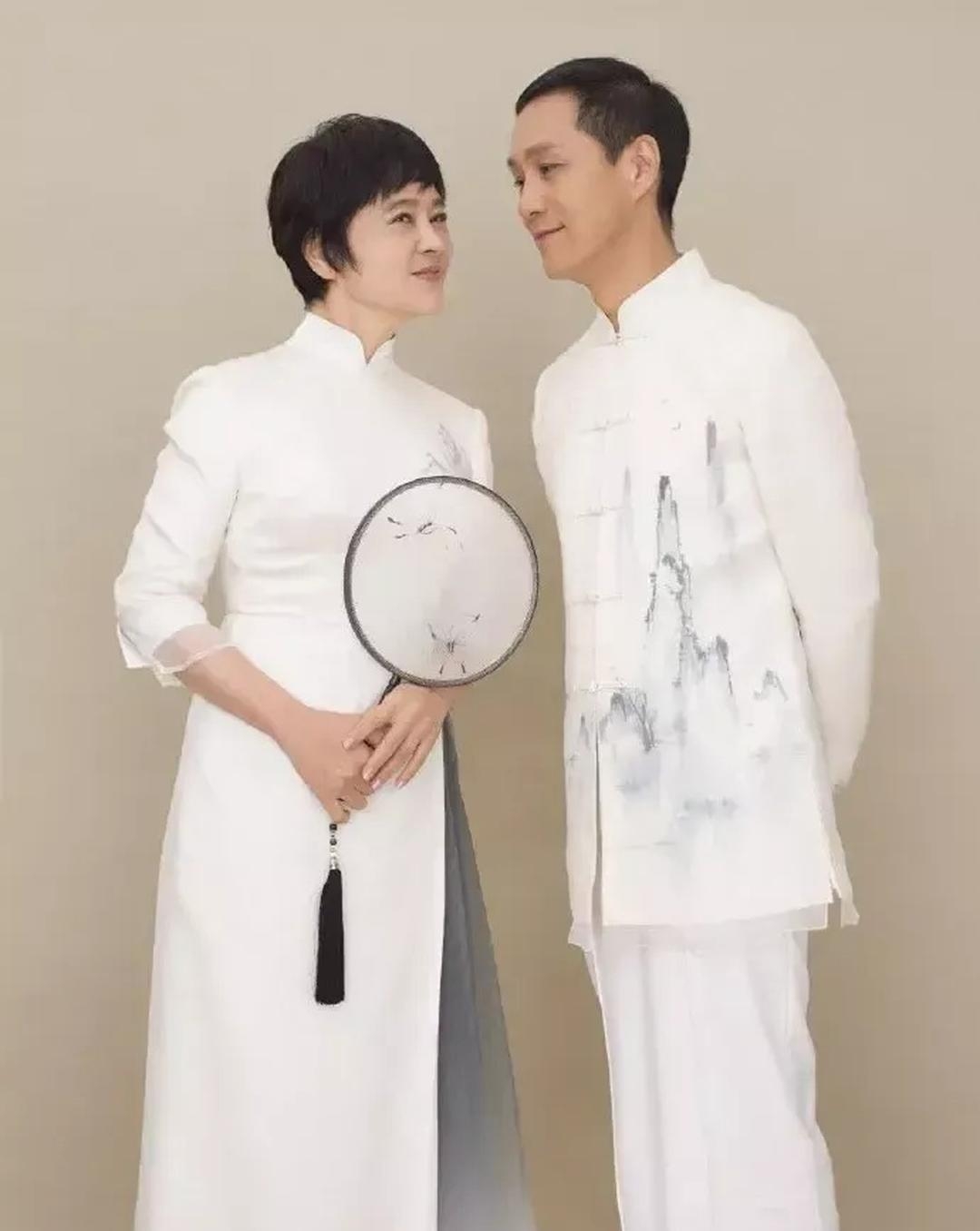 男士是冯远征，女士是梁丹妮，他俩是实打实的夫妻。1993年就领证结婚了，属于姐弟恋，这么多年一直相互陪伴，是圈内大家都知道的模范夫妻，选择丁克。