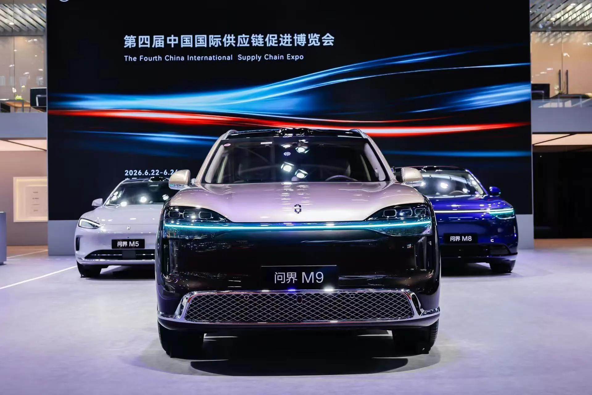 问界M9蝉联50万元级销冠、全新一代交付7周破2万台、累计交付突破30万台，这份亮眼成绩单的背后，藏着中国高端智能电动车最扎实的突围路径。
三年前没人敢把问界和“豪华品牌”挂钩，用户买它大多是冲着华为技术的加持，可如今43.5%的车主是直接为“问界”品牌本身买单，甚至认可它的档次感不输BBA。这份认