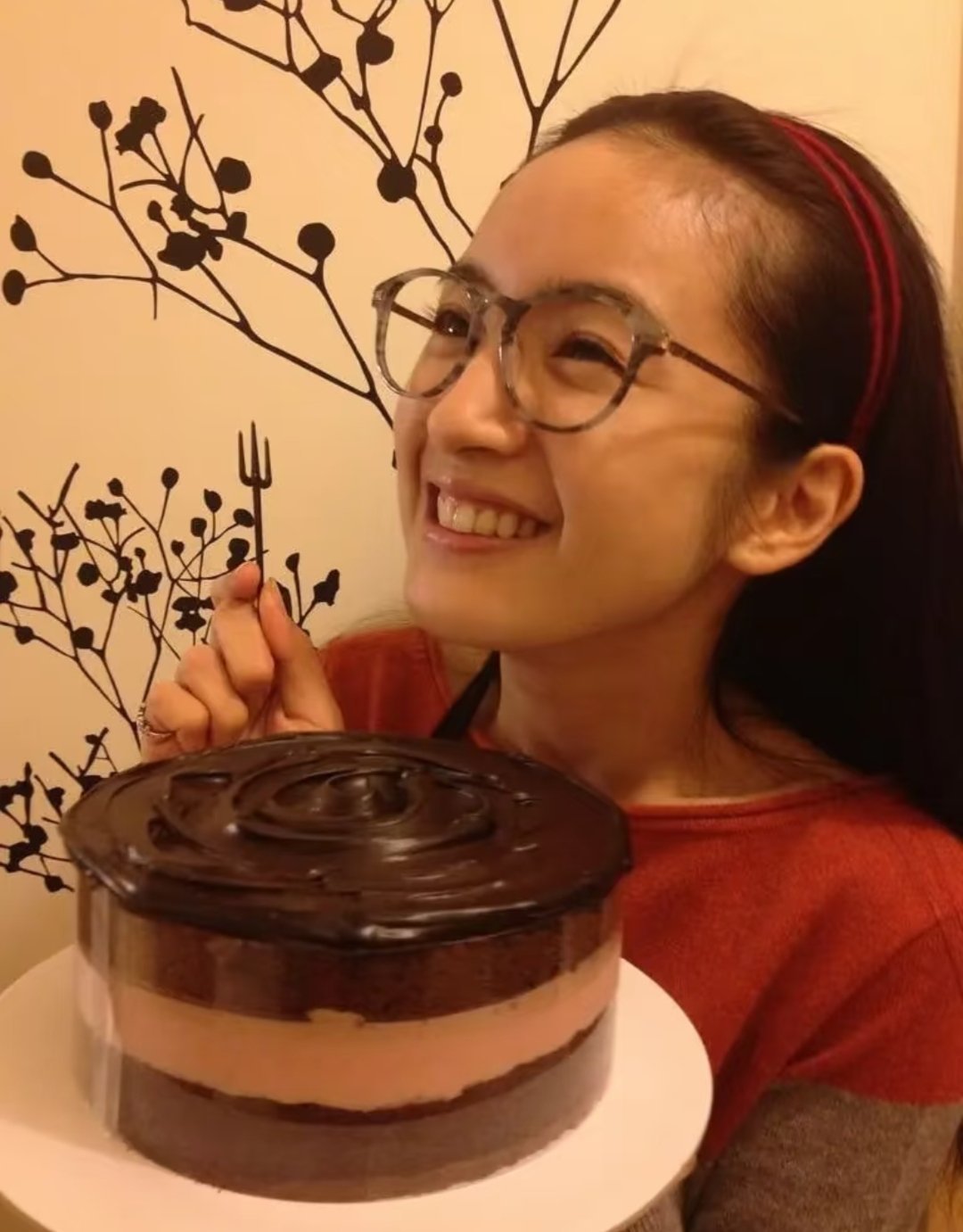 林依晨近日公开澄清，全家的早餐一直是婆婆在做，彻底粉碎了流传多年的“凌晨四点起床伺候公婆”的谣言，并直言自己嫁入的是互相尊重的“好门”而非豪门。  一、早餐真相与作息辟谣- 早餐归属：林依晨在2021