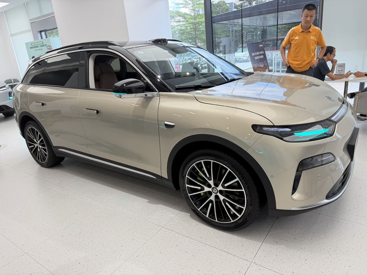 家里三口人，原来的轿车空间偏小，打算换一台中型SUV，兼顾日常接送和周末短途出游，预约门店试驾零跑C11，试驾时长大概一个半小时，路段包含城市道路和一小段快速路。
试驾车是纯电中配版本。先说空间，前排调到我正常开车的坐姿，后排腿部还有不少空余，地板几乎是平的，后排坐两个人很放松，就算坐三个人短途出行