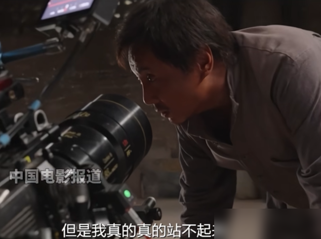 沈腾把剧本里的持刀拼命给改了，当着导演的面，扑通跪在地上崩溃大哭。
文牧野当时就看愣了。在《欢迎来龙餐馆》片场，按原剧本，他演的东北厨子，在战火里得拿刀跟人玩命。
沈腾不干。他说，一个普通市井小民，真碰上枪子儿，第一反应绝对是吓得腿软。
他卸掉所有搞笑包袱，像个怂包一样哆嗦、流泪，愣是把一个贪