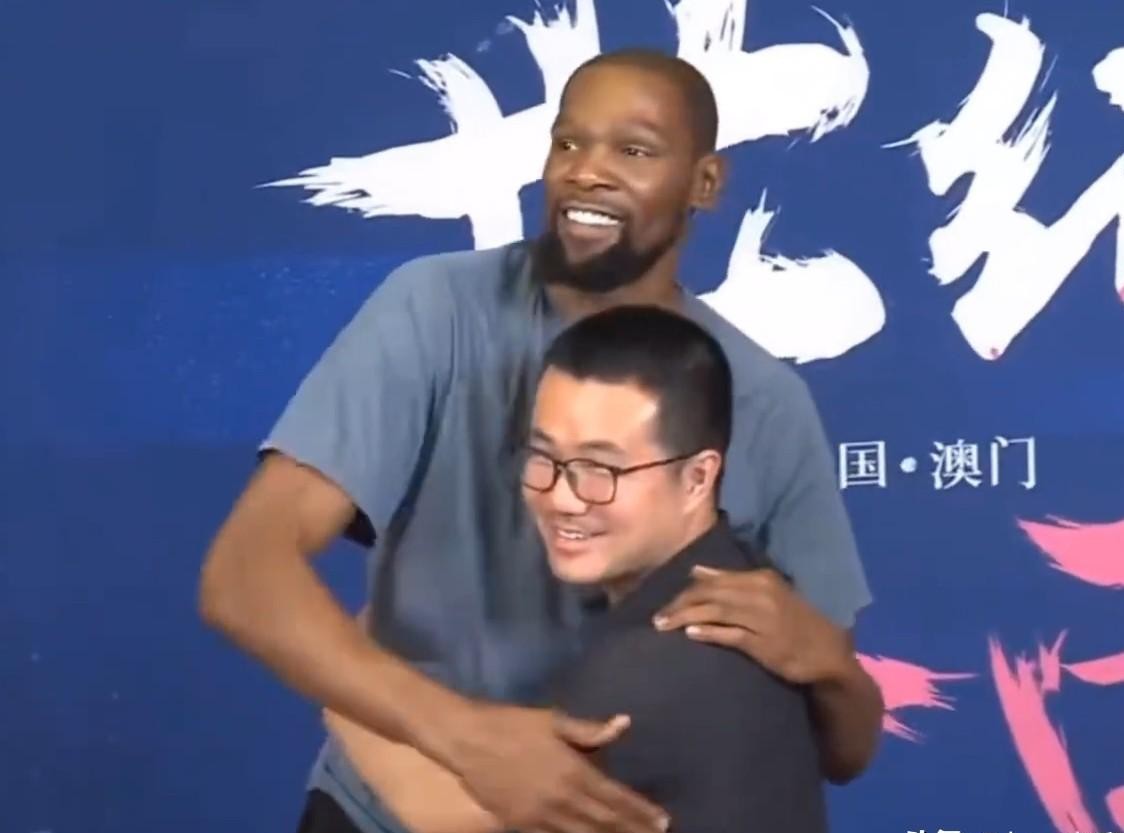 被全网球迷念叨了这么些年的“杜雨恩怨”，居然真在一张白纸黑字的协议前彻底画上了句号。
杜兰特中国行这一趟，最绝的名场面终于来了——他和徐静雨当面坐在一块，郑重其事签了份《杜雨和解协议》。
当年徐静雨在直播间拍着桌子锐评“立棍单打”，各种离谱黑称张口就来，谁能想到有朝一日，正主能跟最大的网络“对家