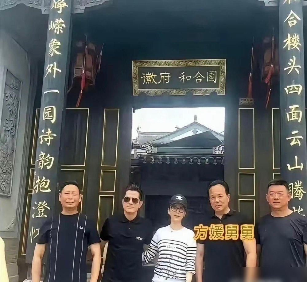 郭富城跟着方媛回娘家，住的不是酒店，是她舅舅家。
那房子被扒出来，独栋，带院，装修不便宜。方媛舅舅早年做生意，家底厚，在当地算有头有脸的人家。
之前都说方媛高攀，出身普通，靠一张脸翻身。可你细品，真普通的姑娘，敢在怀三胎时先瞒着郭富城，等记者问到他才知道？这份底气，不是嫁个明星就能练出来的。