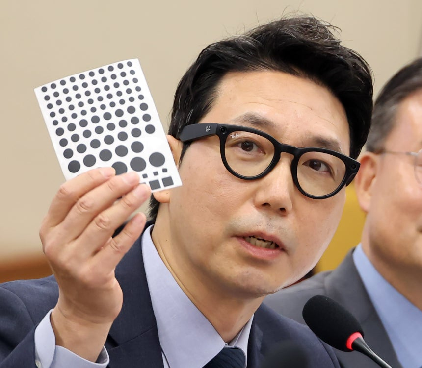 【韩国教育部严打智能眼镜高考作弊：拟刑事举报，禁考期延长至3年】#海外新鲜事# #热点现场# 

随着11月19日举行的2027学年度大学修学能力考试（高考）临近，政府推进对利用智能眼镜作弊的考生进行刑事举报的方案，一线教育现场紧张感不断升高。

教育部29日发布了《高考智能眼镜作弊相关应对计划》。
 ​