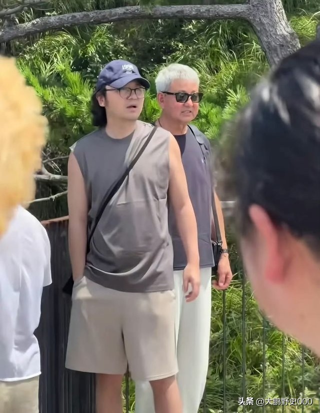前段时间，上海劳力士大师赛现场，雷佳音陪着妻子翟煦飞看网球赛，被路人拍到生图。他留及肩长发，胡子未修剪，脸也圆润不少，和《我的前半生》里陈俊生反差明显。不少人猜测是角色造型，其实他停工小半年，这段时间只是休息。