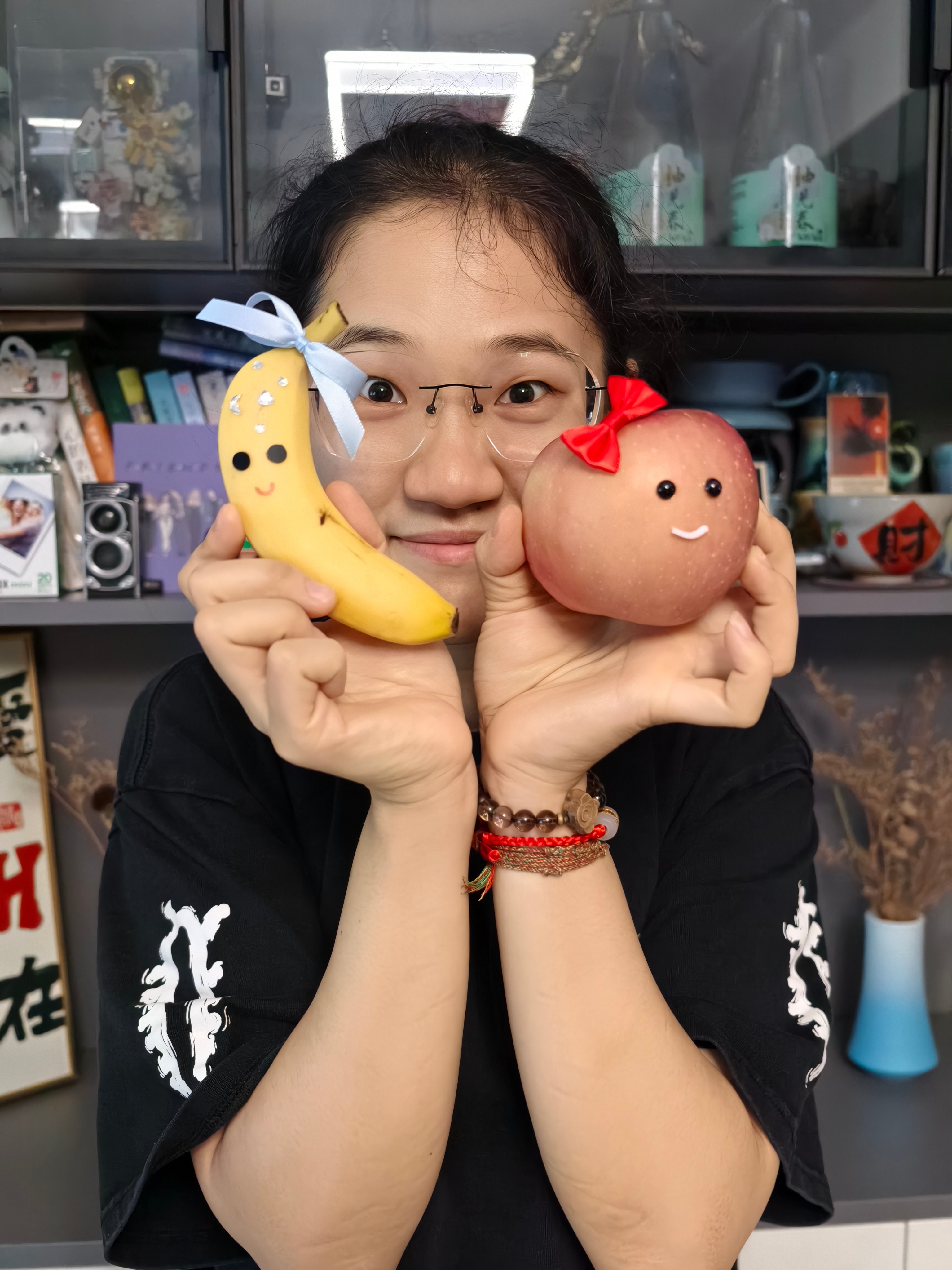 2000年9月19日生日的朋友我有两个！她俩同年同月同日生，农历八月二十二！我给一个过阳历生日，另一个过农历呀～[送花花]
张老板手搓造型款蛋糕依旧是非常棒，从来是让人超级无敌满意！给她点大大大大大大……的赞！[打call]
嘿嘿，我挑选手作花束的创意款式是越来越精彩啦～这个“花果派对”真的是集 ​