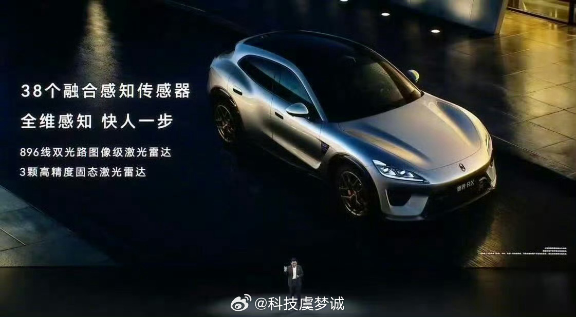 #智界RX由奔驰AMG调校大师调校#以前总觉得细腻高级的底盘，只属于进口豪华性能车，智界RX改变了这个看法。有AMG调校大师参与底盘标定，做到运动性能和家用舒适兼顾，这点对普通用户非常友好。全铝悬架、空气悬架、CDC减振配置全部配齐，高速行驶车身很稳，变道不飘；过弯的时候侧倾控制克制，家人不容 ​