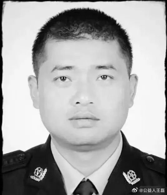 缉毒警察刘军，在执行抓捕任务返回途中不幸遭遇车祸，以身殉职，时年仅44岁。[伤心] 
致敬缉毒英雄！让我们一起记住他的名字：刘军 ​​​