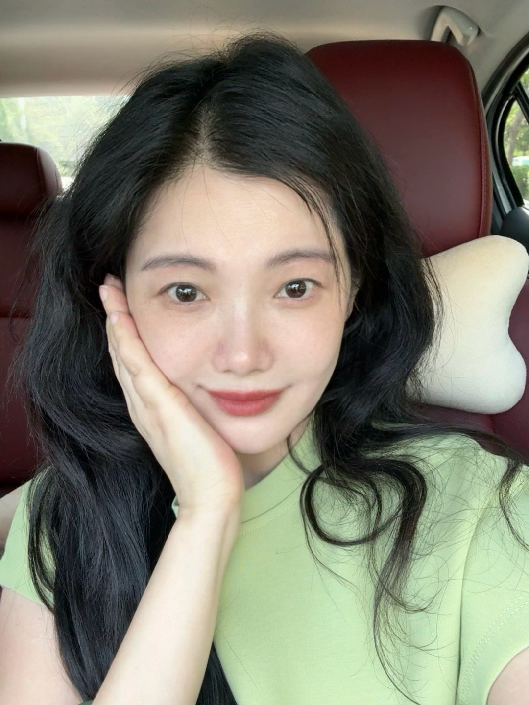 女孩月经量大补铁食补45岁那年，我经历过一次“血崩”。 随之而来的是痛经、中度贫血，脸上还冒出了难看的血虚型黄褐斑。说实话，那时候拼命吃红枣、喝红糖水，根本补不进去！因为漏得比补的快太多，简直是杯水车薪。后来请教了我的师承老师宝树医生，才恍然大悟： 👉 我的问题不是“虚”，而是“漏”！ 是因为【足厥阴肝经】打开太过，导致血藏不住。肝不藏血，吃再多补品也是竹篮打水。宝树医生开了方子，喝了10天，这两个月月经居然正常了，痛经也消失了。结合这几年的调理经验，给姐妹们整理了一套“治标又治本”的方案：1️⃣ 治本：找对中医，调肝藏血 月经量大、淋漓不尽，一定要找靠谱中医辨证。把肝经调理好，血能“藏”住了，身体才能真正开始吸收营养。2️⃣ 救急：血红蛋白3️⃣ 固本：膏方精血同补 铁剂停掉后，日常要靠药食同源来养。推荐阿胶四物膏+黄精固元膏，既能补血又能固气，把流失的精血慢慢补回来。4️⃣ 日常：把“补血”吃进三餐 牛肉、猪肝、乌鸡汤、黄芪豆浆、五红粉、九蒸九晒黄精，都是好东西。5️⃣ 习惯...
