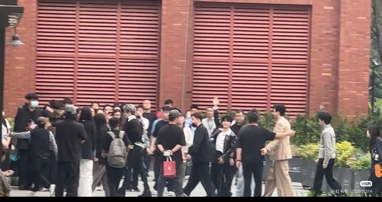 有一个乖宝宝在萌萌地打招呼👋🏻 
#音乐缘计划3# [音乐]#周深音乐缘计划3首次录制# ​