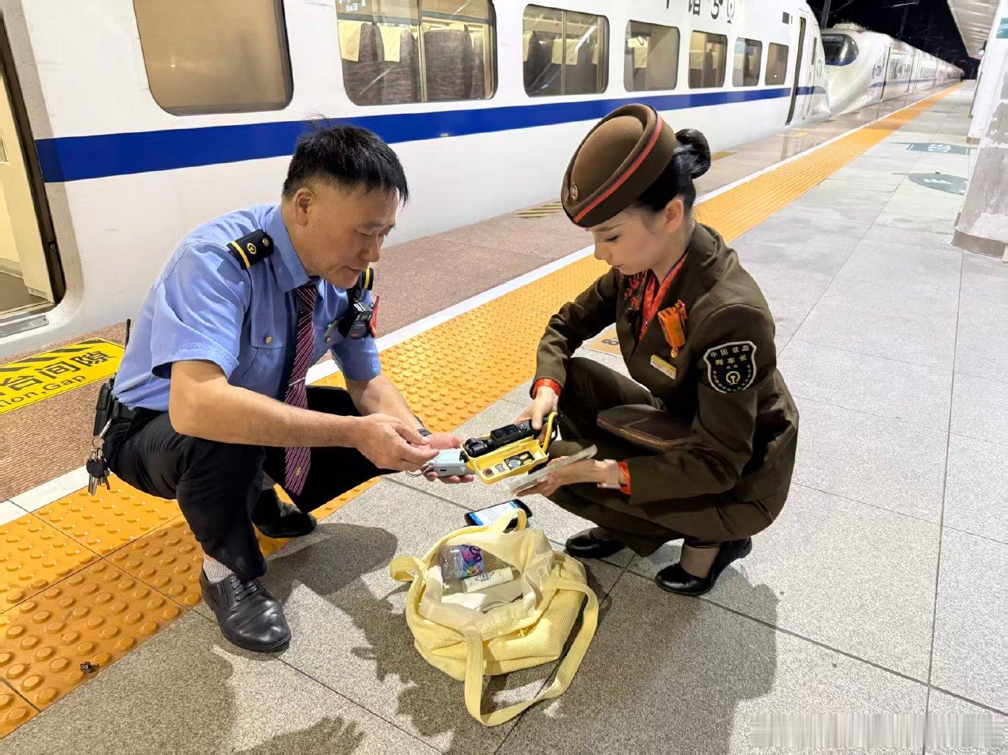 10月7日，D5785次列车长邓子仪拾到旅客遗失物品：手机一部、大疆一台，编制记录与车站值班员办理交接。（通讯员：李佳珍） ​