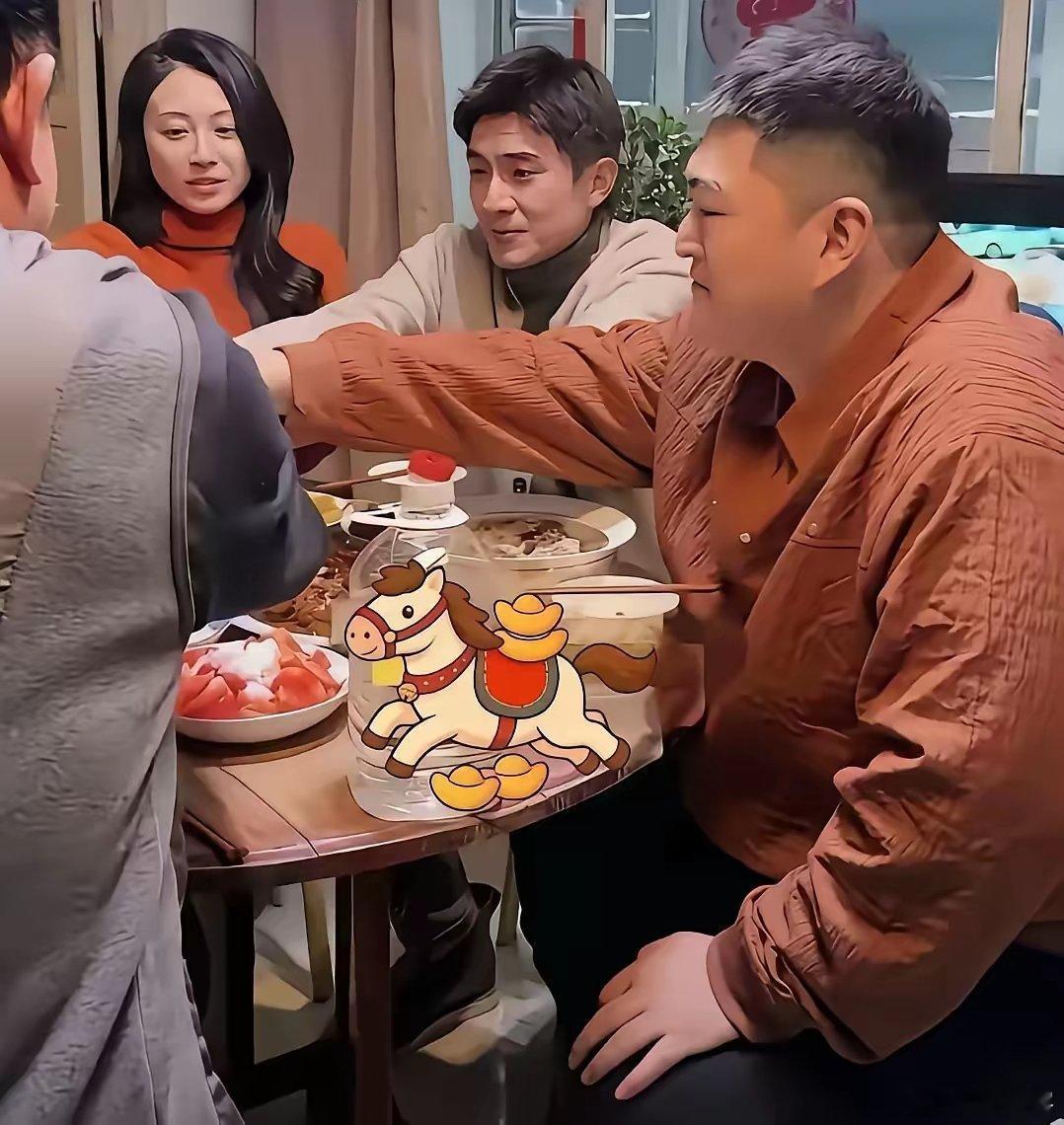 亿万富翁赵本山的儿子大牛，近日请林更新等明星聚餐，席间喝的竟是散装白酒。此举让不少人直呼意外——身家如此雄厚，待客却这般接地气。大牛这般安排，足见他深谙持家之道，不铺张、不摆阔，把“当家”二字落到了实处。 ​