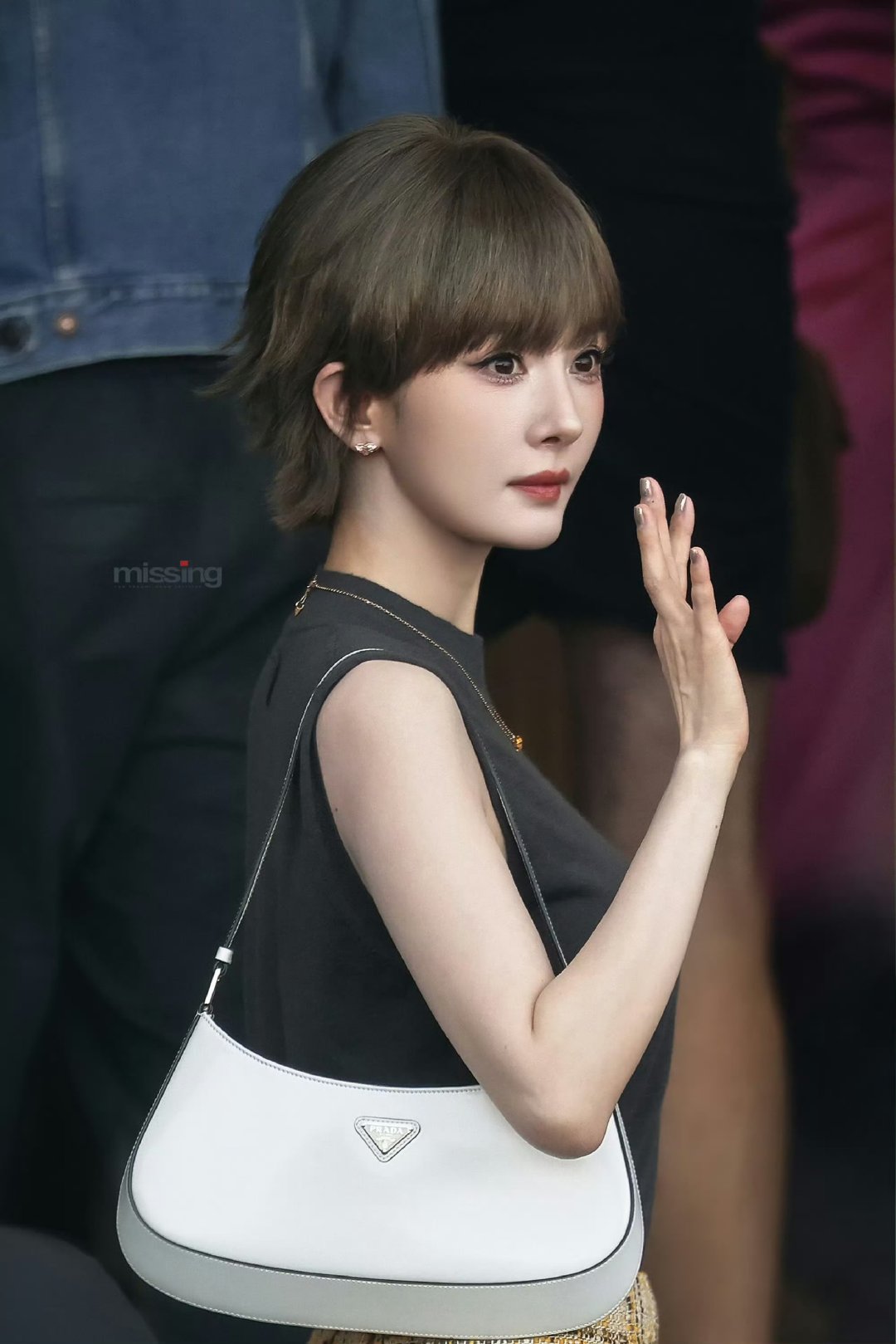 #杨幂把麦克风拿反了#
出席活动现场发生可爱小乌龙，杨幂将麦克风拿反，临场反应自然，大方不怯场。 ​