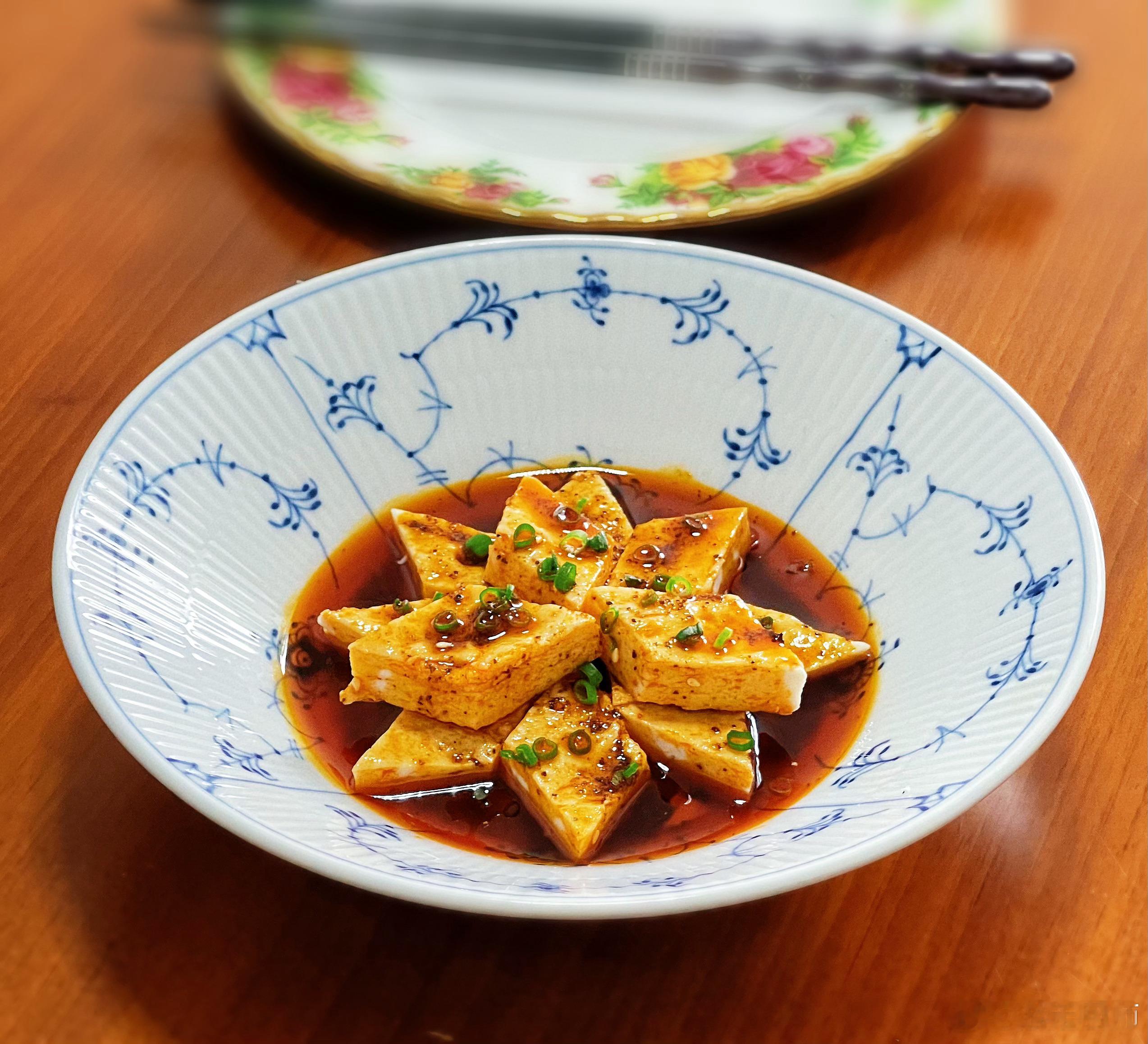 #5人聚餐后全部确诊肝吸虫病##我的美食日记##好好吃饭# 我从不吃淡水鱼生，也不做淡水鱼生，任何有健康风险的菜都不能动。哪怕用高度白酒和芥末也只能起到去腥和调味的作用，根本没办法杀死藏在鱼肉深处的寄生虫囊蚴，而唯一能彻底杀死寄生虫的方法是彻底加热。

周日的午餐，多点时间去做，慢慢来。“ ​