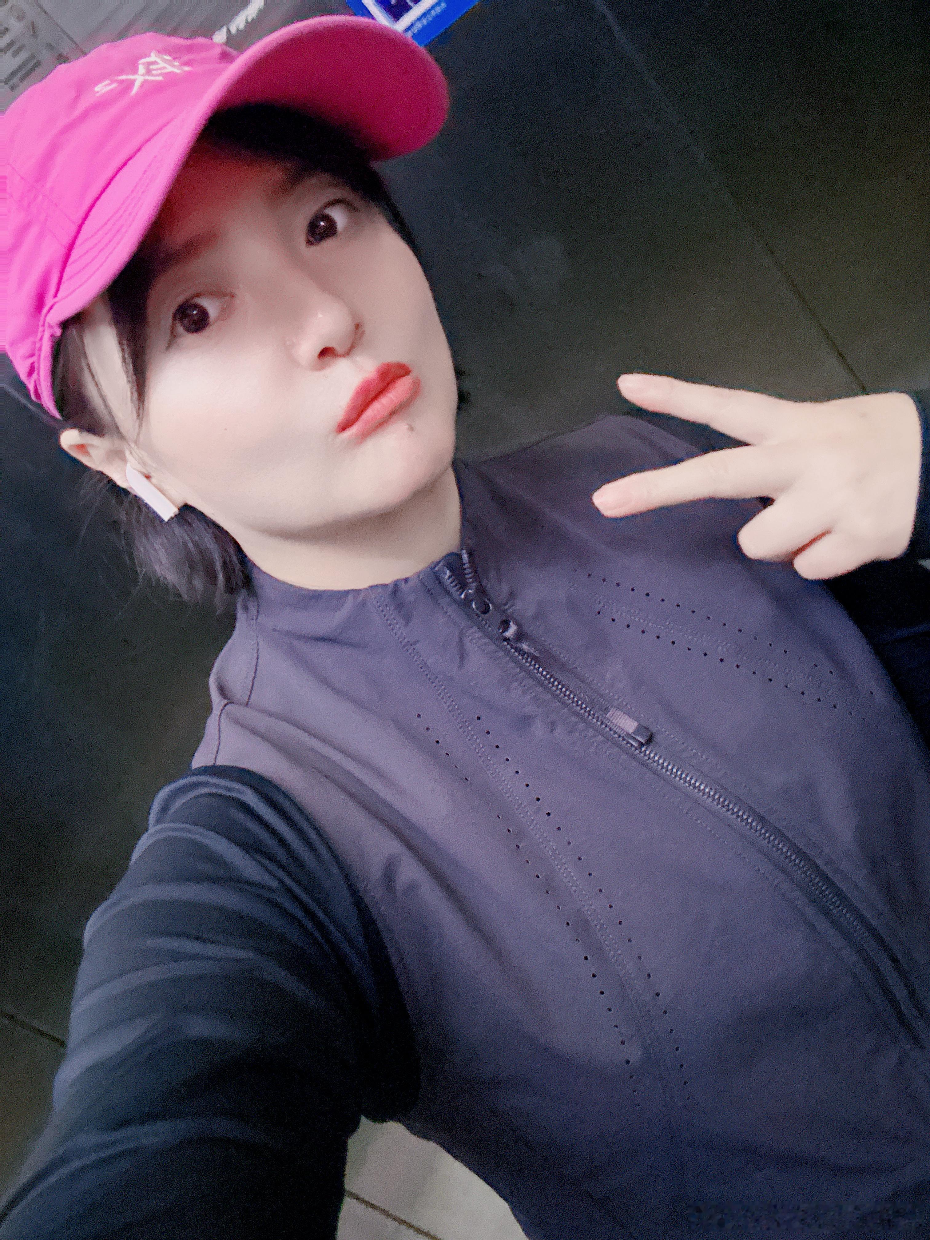 跑步[超话] 夜跑5 K～🫨想着今天跑个马配，但是我一年没跑马了，我也不确定我能跑多少。微冷的风经过口腔灌到喉咙，我心肺差点炸了～😭😭😭跑步  ​​​