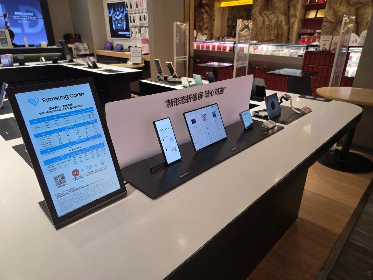 三星三折叠全面停售？这不是开玩笑吗？今天刚从线下门店回来，发现这个机型卖的很好，就是现货有点不够多，其他方面真心没问题#华为MateXT2##展翼三折叠左右都行##三星ZTriFold##三星三折叠# ​