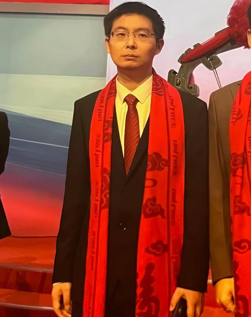 市场证明了王兴兴是个老实人，无论是敲钟还是庆功宴年轻的王总全程不开心，也没有小米上市时雷军那股紧张加兴奋的忐忑样，仿佛千亿身价与自己无关。
但行情只走了两天便证明了王总是个不错的人，他心里比谁都清楚宇树撑不起这个价值，两天时间股价从最高点几乎腰斩，他担心宇树成为另外一个中国石油， ​