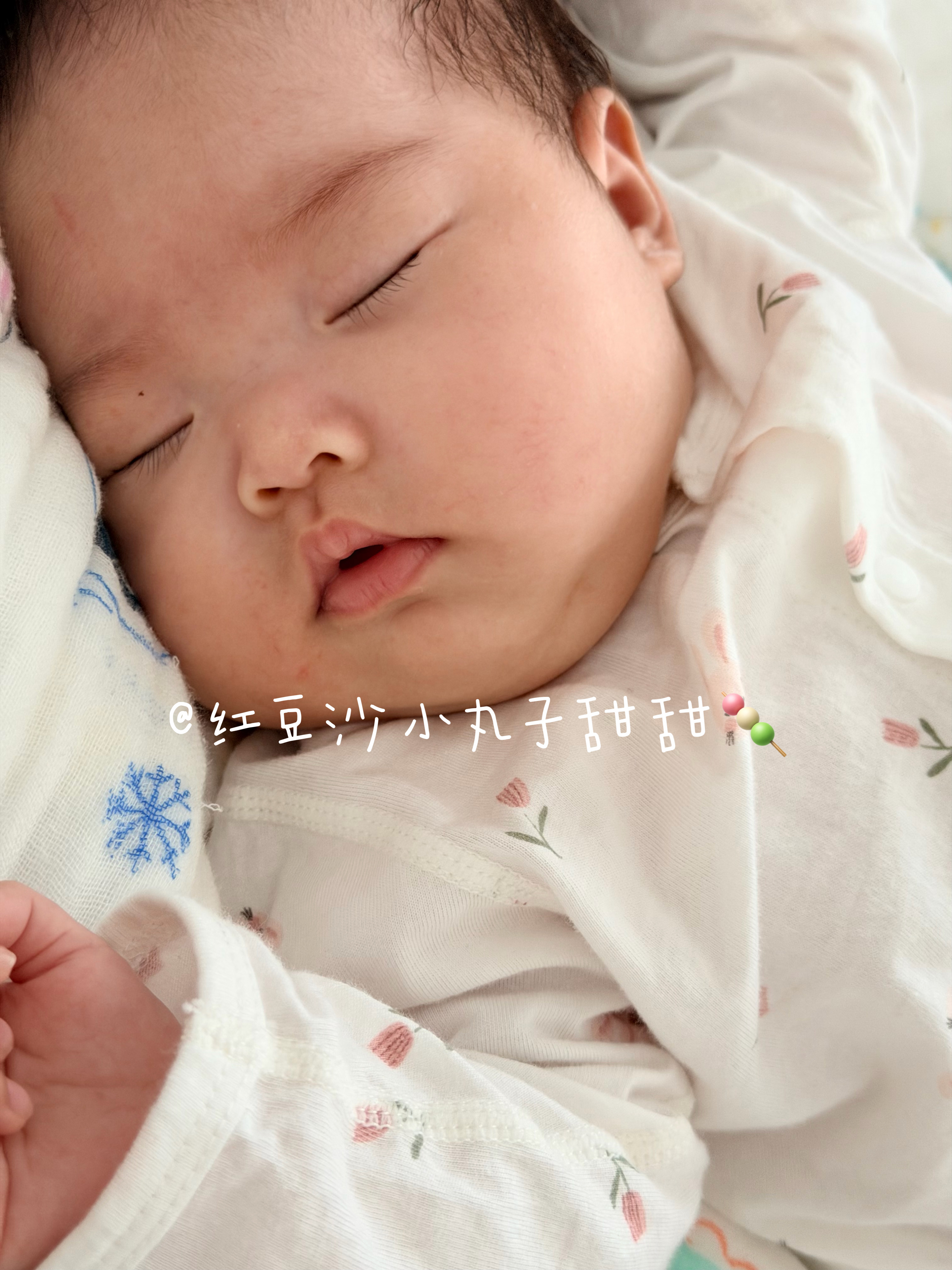 小宝宝真的长好快哦 除了长肉 头发和睫毛也长了很多[许愿星] ​​​