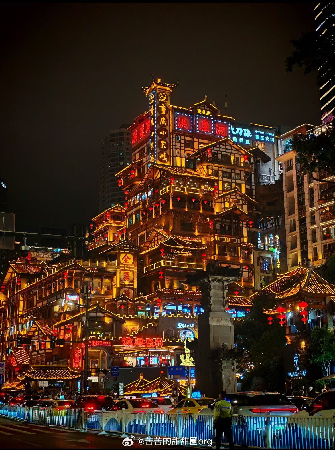 没有任何一个决定会毁了你的一生很多时候我们站在路口，总怕一步踏错就是万劫不复，好像一个选错的志愿、一份辞掉的工作、一段放手的关系，就能直接毁掉整个人生。可人生本就是流动的，没有哪一个决定是终极答案。错了可以转弯，走偏可以调整，跌倒可以重来。真正决定你一生的，从来不是某一次选择，而是你之后愿意一次次修复、重新出发的韧性。别被选择困住，没有一个决定能直接毁掉你的一生。路是慢慢走出来的，随时都有调整的机会，能困住你的从来不是选择，是放不下的后悔！