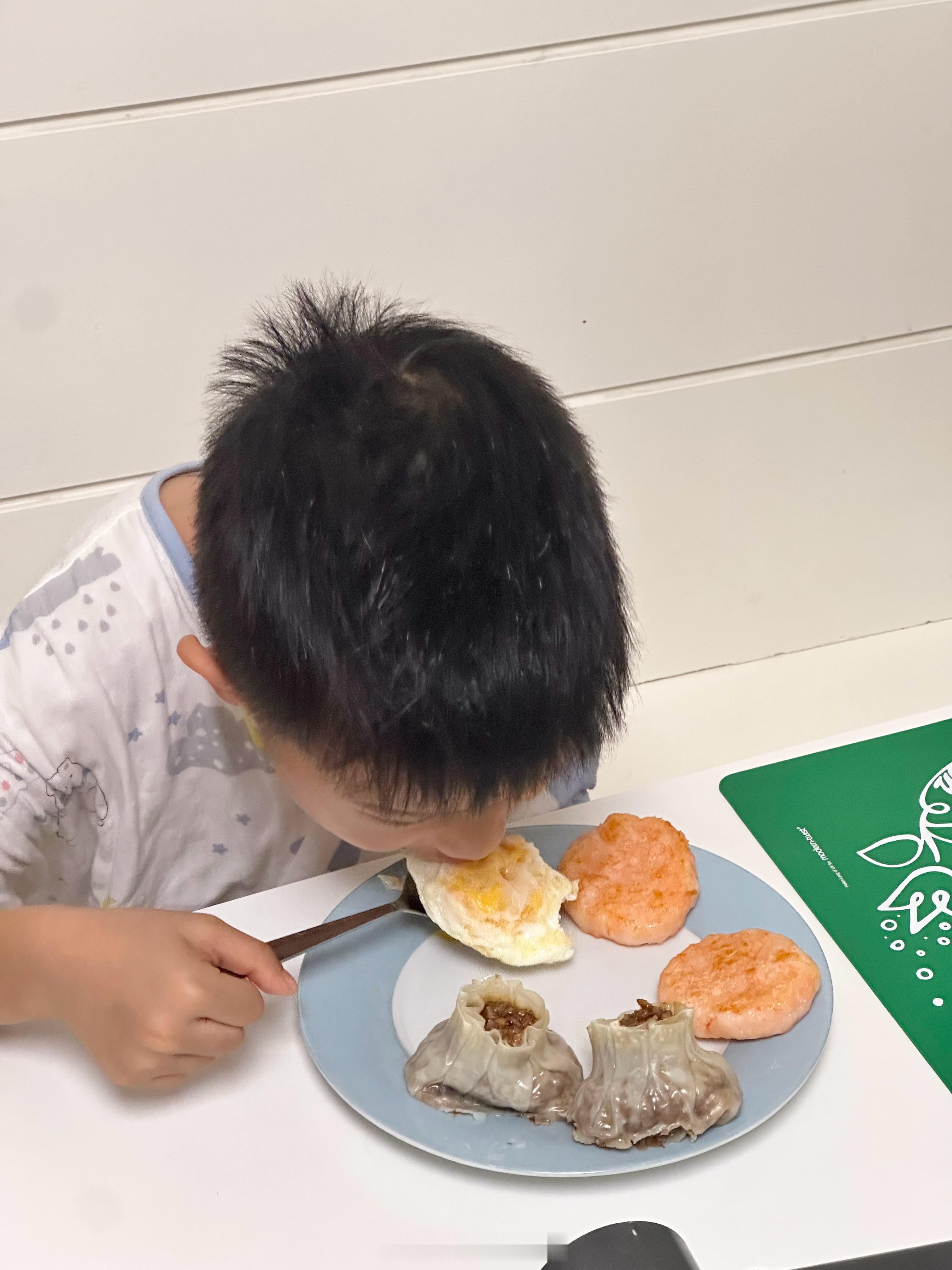 虾饼烧麦外加牛奶和一个蛋这营养应该够了尽力了哈哈哈哈哈哈 ​​​