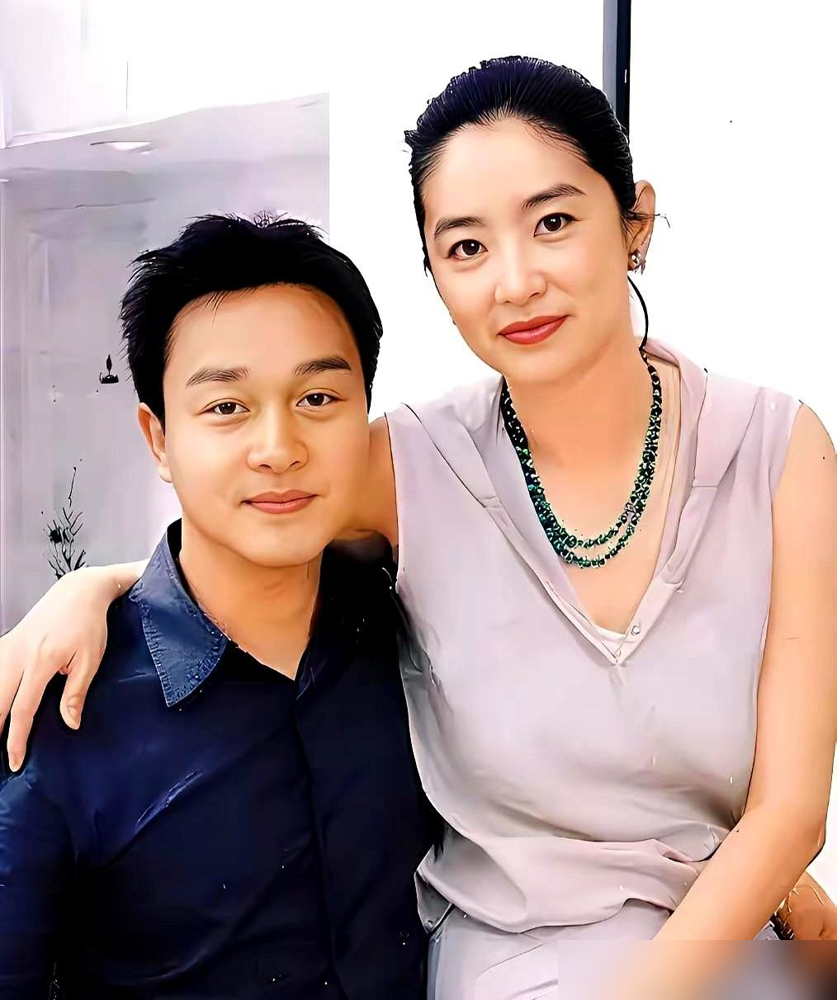 张国荣拍那场床戏，脱得只剩一条内裤，还兴冲冲追着问程小东，要不要再脱。
1987年冬天，《倩女幽魂》一场缠绵戏拍了三天。程小东要求狠，每条NG二十次起步，最多干到五十多次。张国荣头一回拍这种戏，又兴奋又较真，开拍前还专门请教了黄霑。
结果成片一出来，这段戏一秒没留，全剪了。后来数字修复重映，程小